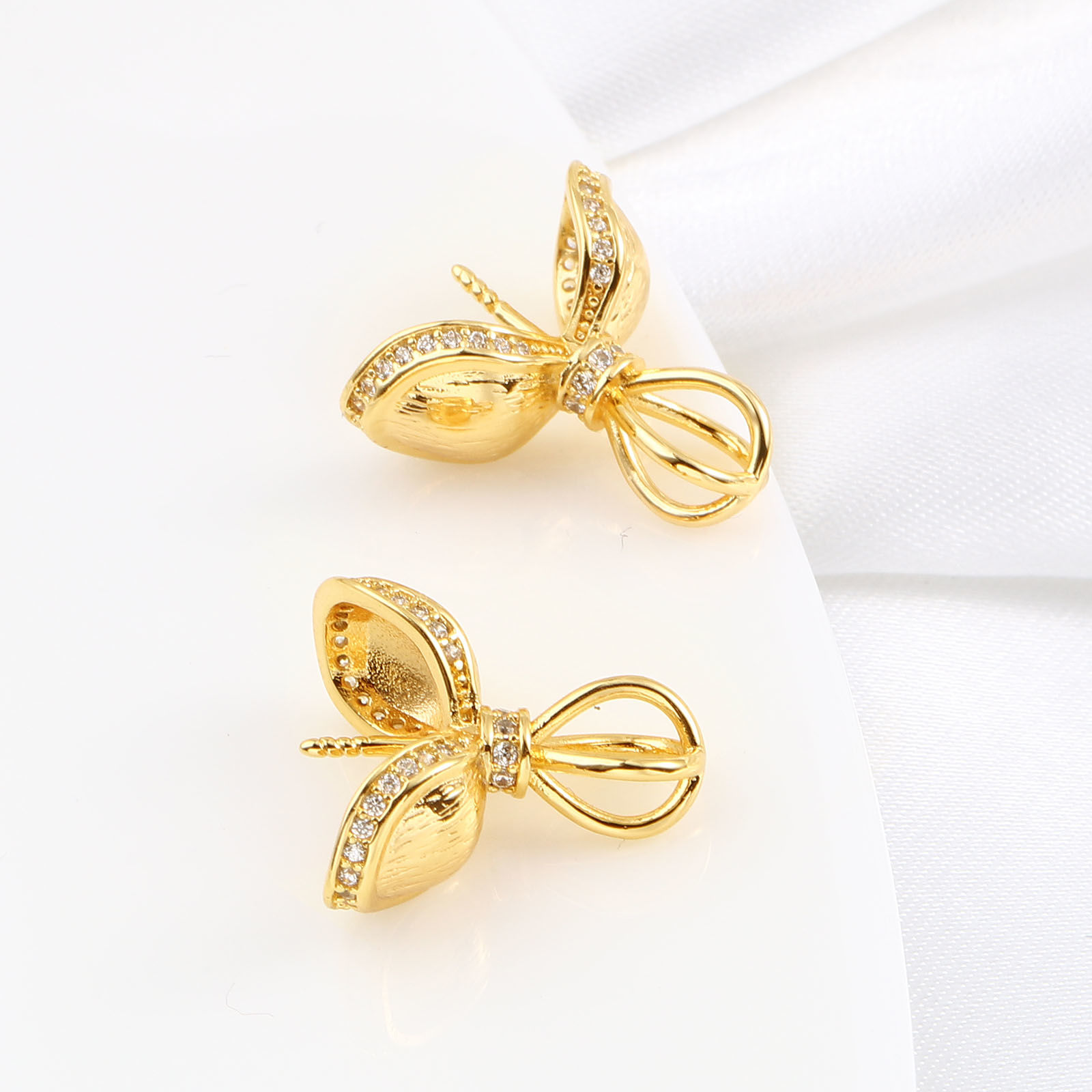 Immagine di Ottone Micro Intarsio Connettore Ciondolo Perla Bail Pin Cap 18K Vero Oro Placcato Foglia Spessore dell'ago: 0.8mm, Trasparente Strass 17mm x 16mm, 1 Pz