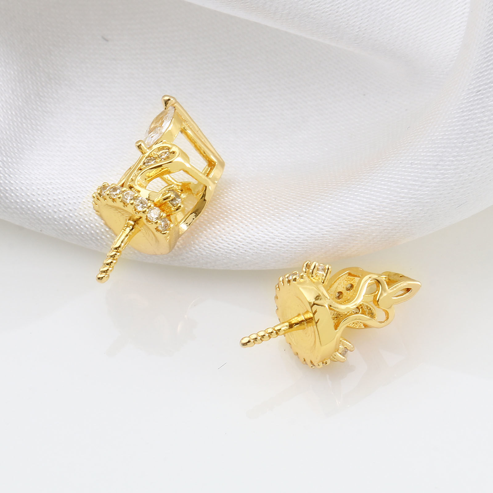Immagine di Ottone Micro Intarsio Connettore Ciondolo Perla Bail Pin Cap 18K Vero Oro Placcato Corona Spessore dell'ago: 0.9mm, Trasparente Strass 15mm x 8mm, 1 Pz