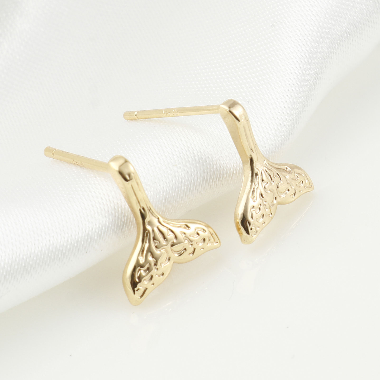 Bild von Messing Ohrringzubehör Echtgold plattiert Walflosse Message " M/Öse " 11mm x 9mm, Drahtstärke: (21 gauge), 4 Stück