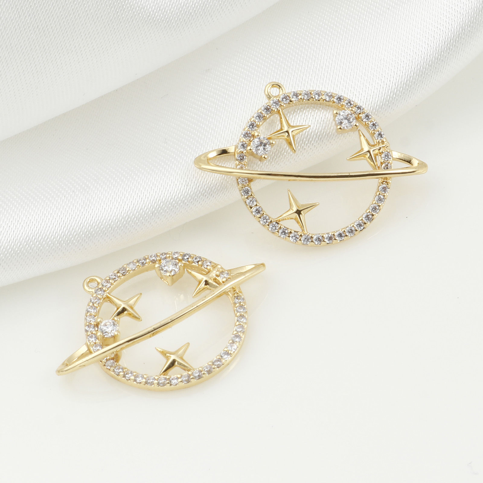 Image de Breloques Micro Pave en Laiton Etoile Plaqué Or Véritable Univers Planète à Zircone Cubique Clair 22mm x 18mm, 1 Pièce