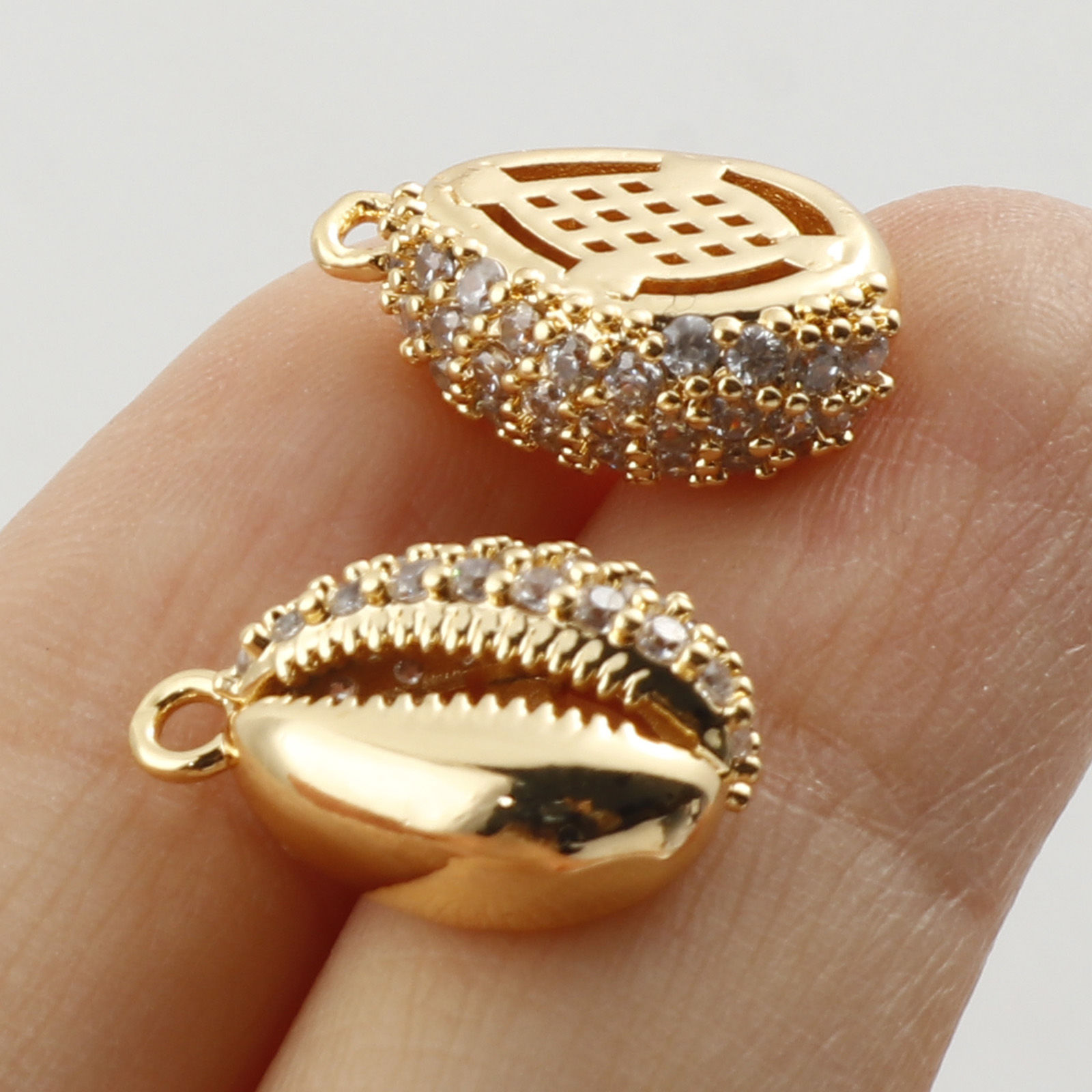 Image de Breloques Micro Pave en Laiton Coquille Plaqué Or Véritable à Zircone Cubique Clair 16mm x 10mm, 1 Pièce