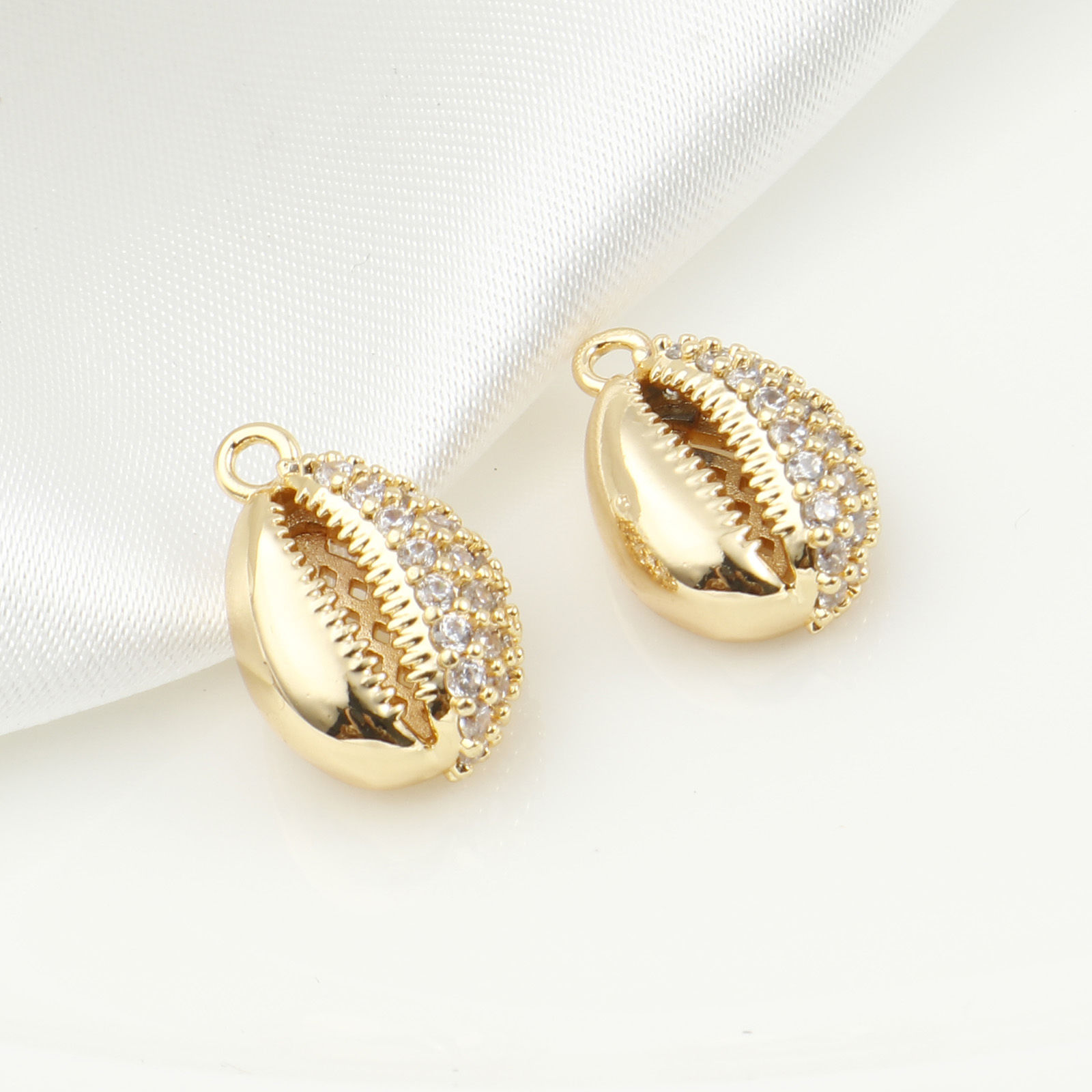 Image de Breloques Micro Pave en Laiton Coquille Plaqué Or Véritable à Zircone Cubique Clair 16mm x 10mm, 1 Pièce