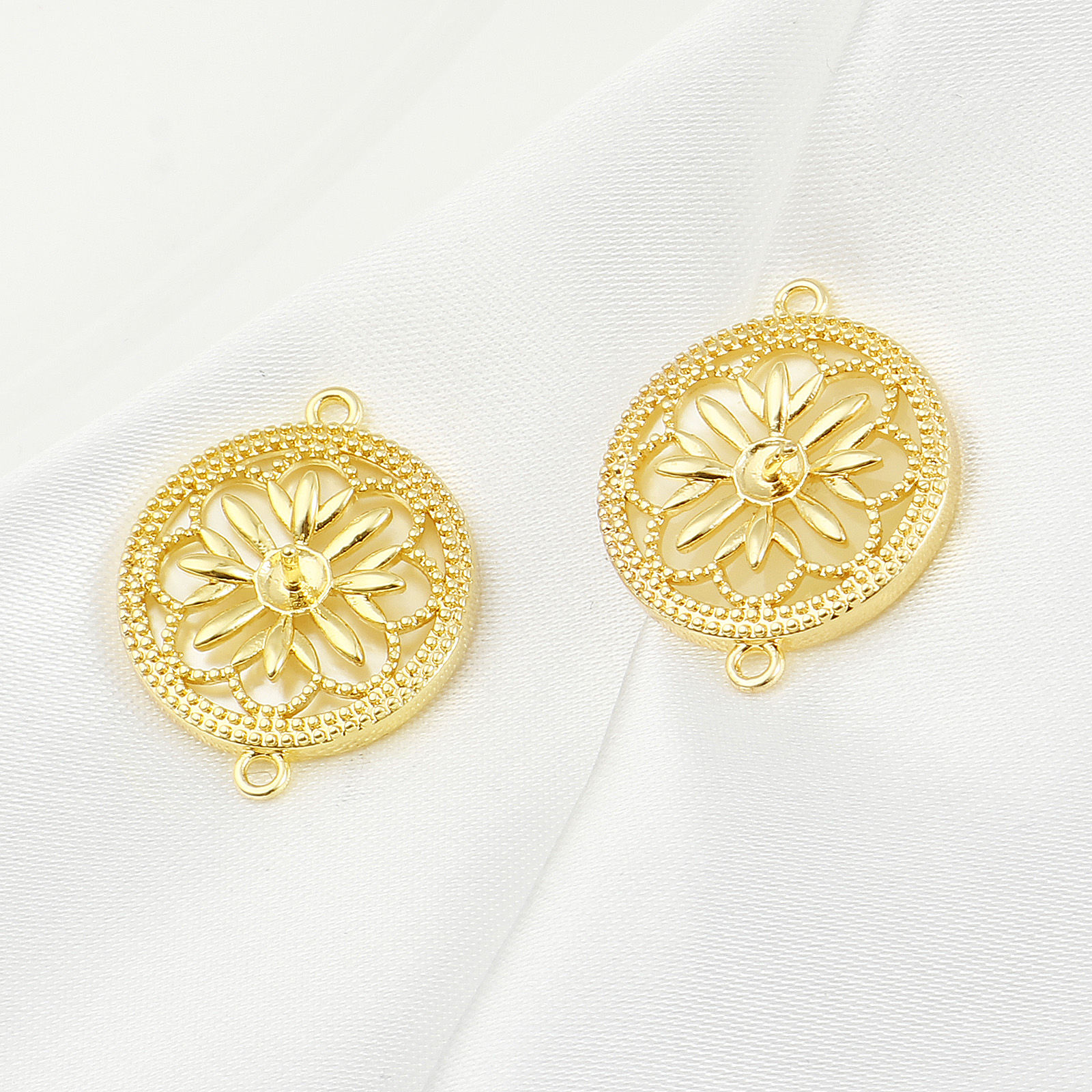 Picture of Shell & Brass Connectors Real Gold Plated Round Filigree White 22mm x 18mm, 1 Piece