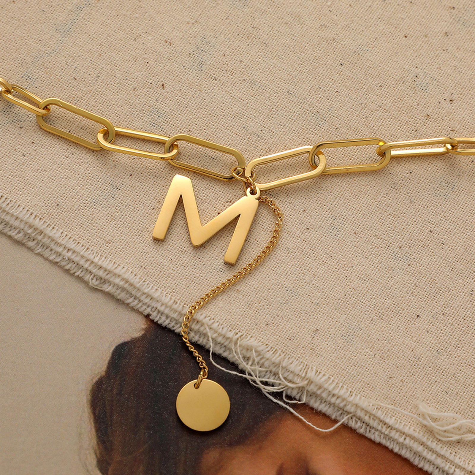 Image de Colliers Chaîne Maille Forçat en Acier Titane Style Ins Doré Papillon Alphabet Initial/ Lettre Majuscule Gravé Mot " M " 45cm Long, 1 Pièce