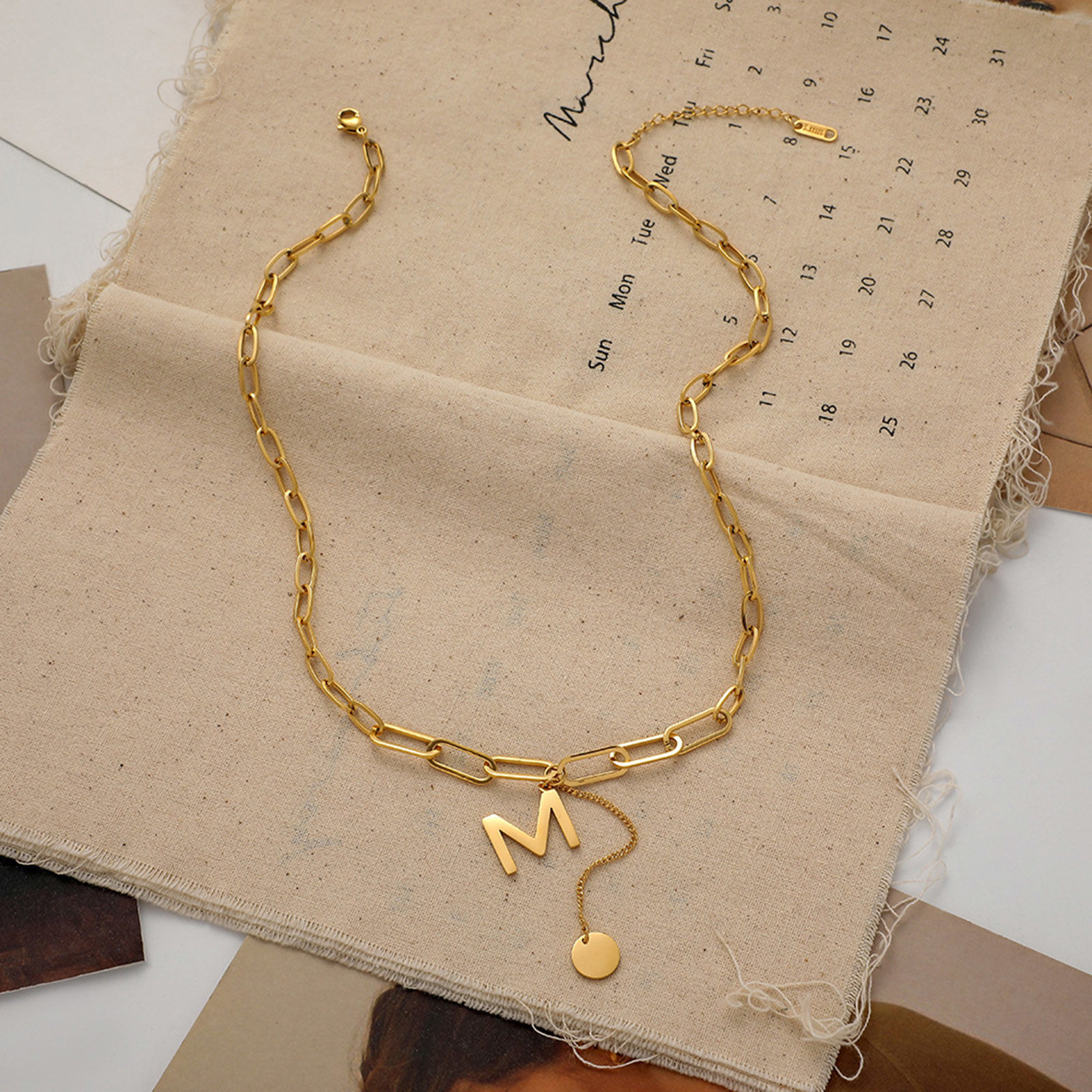 Image de Colliers Chaîne Maille Forçat en Acier Titane Style Ins Doré Papillon Alphabet Initial/ Lettre Majuscule Gravé Mot " M " 45cm Long, 1 Pièce