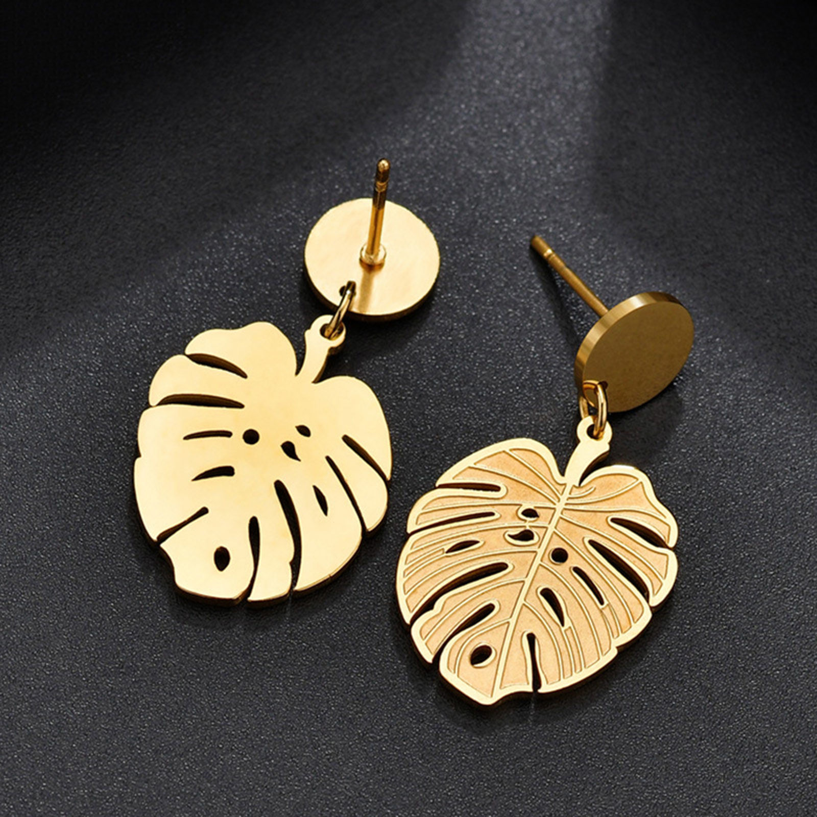 Image de Boucles d'Oreilles Puces en 304 Acier Inoxydable Élégant Plaqué Or 18K Feuille de Monstère Creux 28mm x 16mm , Epaisseur de Fil: (20 gauge), 1 Paire