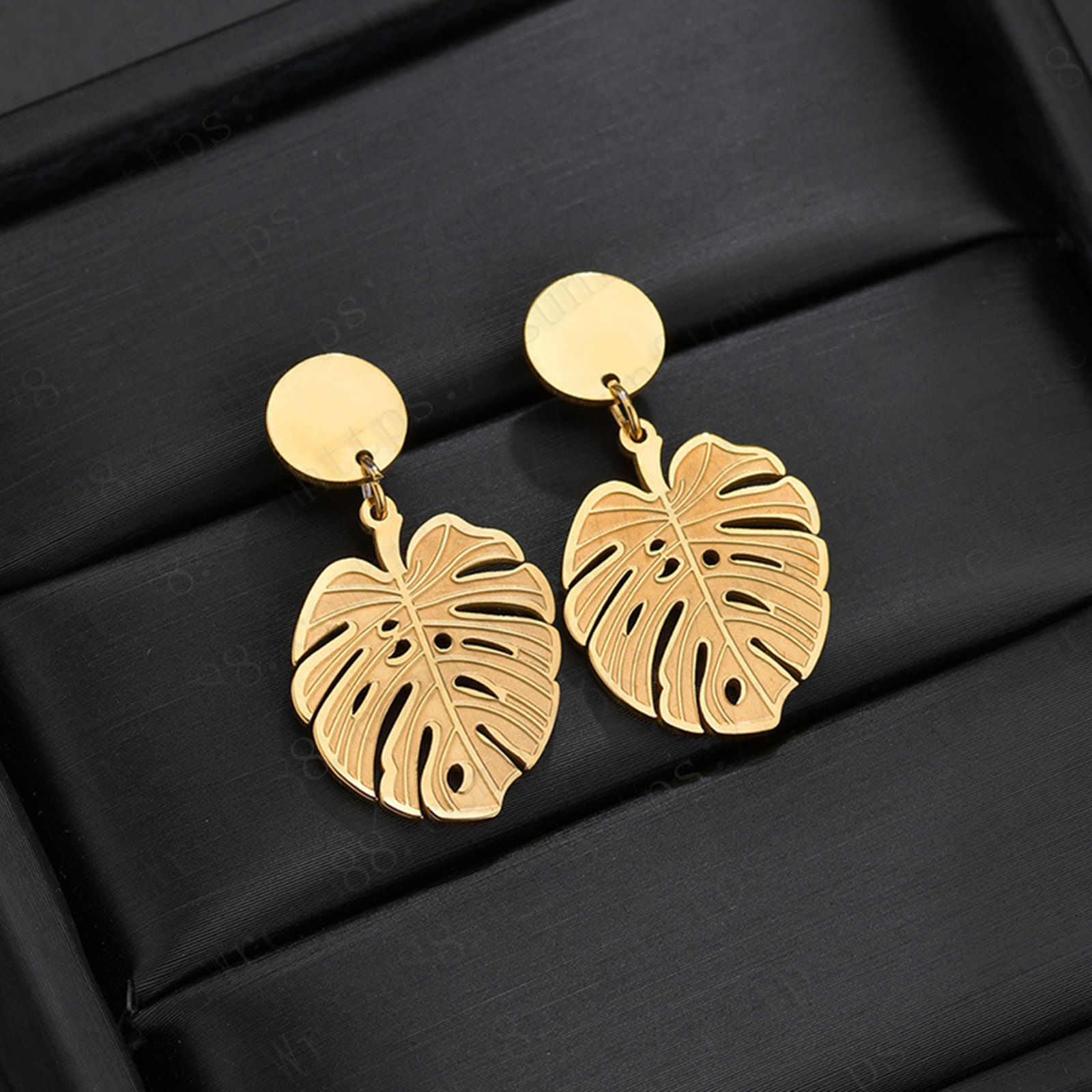 Image de Boucles d'Oreilles Puces en 304 Acier Inoxydable Élégant Plaqué Or 18K Feuille de Monstère Creux 28mm x 16mm , Epaisseur de Fil: (20 gauge), 1 Paire