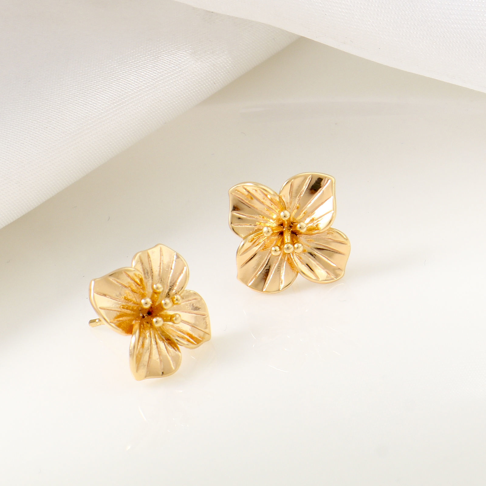 Bild von Messing Ohrring Ohrstecker 18K Echtgold plattiert Blumen Message " Mit Öse " 15mm x 15mm, Drahtstärke: (21 gauge), 2 Stück