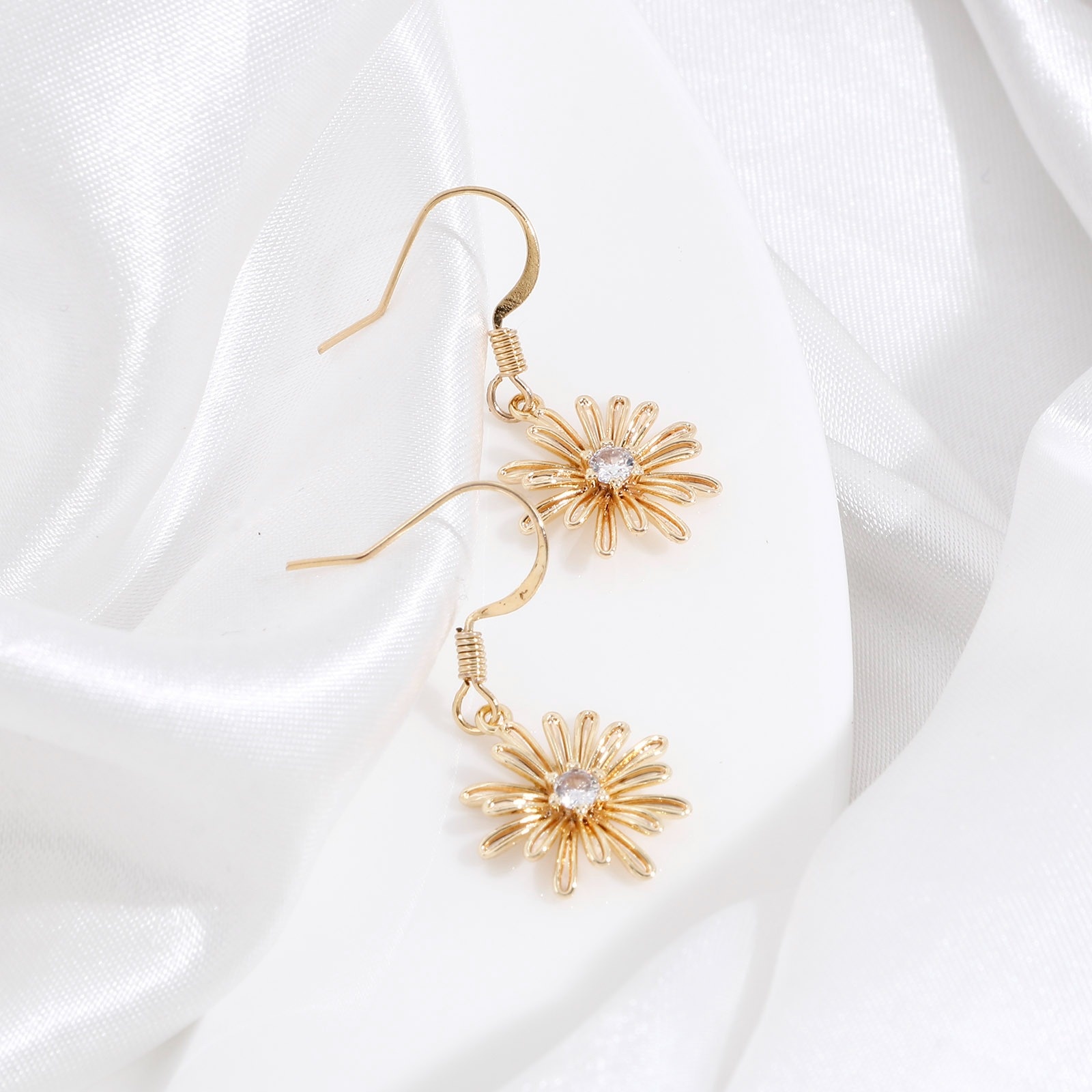 Picture of Brass Charms 18K Real Gold Plated Daisy Flower 3D Clear Cubic Zirconia 17.5mm x 15mm, 2 PCs