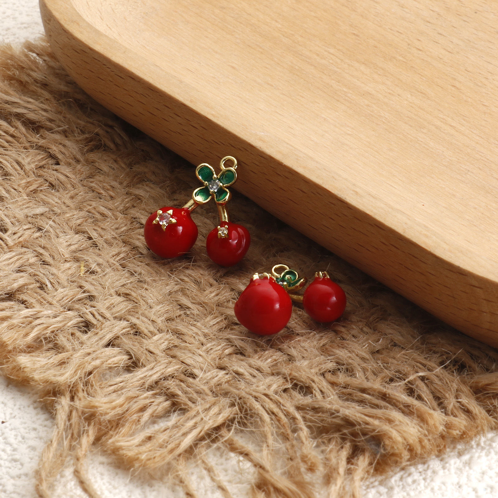 Imagen de 1 Unidad Latón Colgantes Chapado en Oro de 18K Rojo & Verde Esmalte Cereza 3D Claro Circón Artificial 17.4mm x 17mm