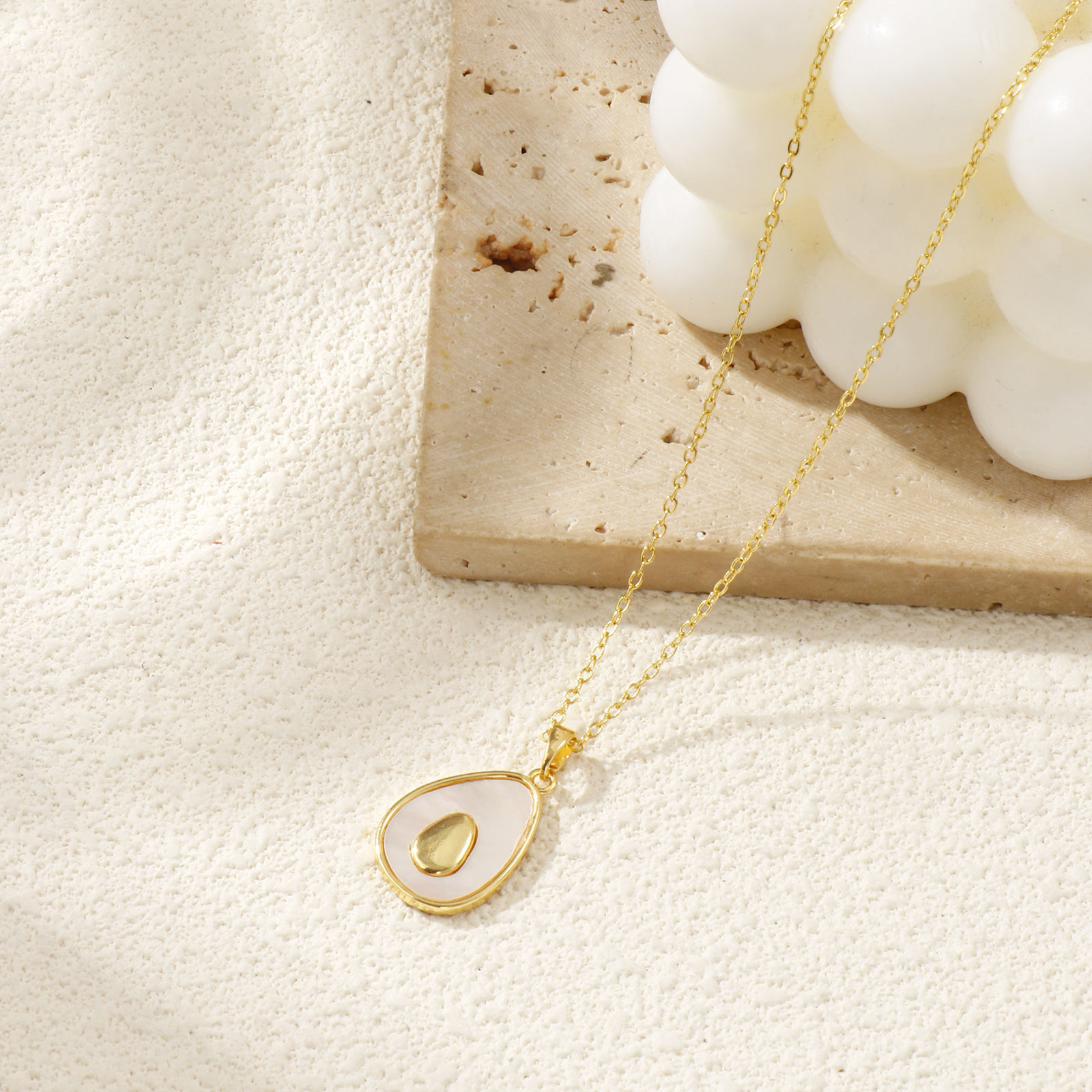 18Kリアルゴールドメッキ 小豆チェーン・あづきチェーン アボカド 果物 ペンダントネックレス、 天然シェル & 真鍮 46cm + 6cm、 女性のため、 雅びやか エレガント フローラコレクション プレゼント、 エコフレンドリー、 1 本 の画像