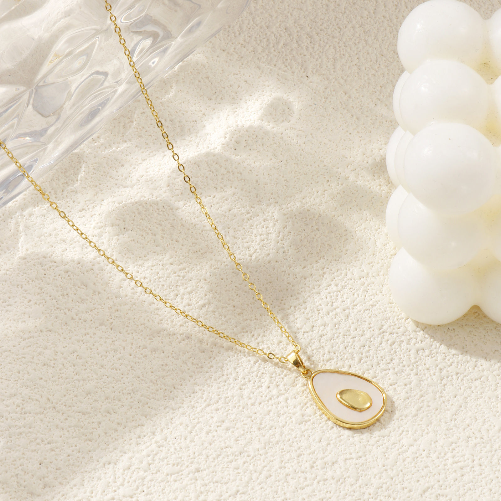 18Kリアルゴールドメッキ 小豆チェーン・あづきチェーン アボカド 果物 ペンダントネックレス、 天然シェル & 真鍮 46cm + 6cm、 女性のため、 雅びやか エレガント フローラコレクション プレゼント、 エコフレンドリー、 1 本 の画像