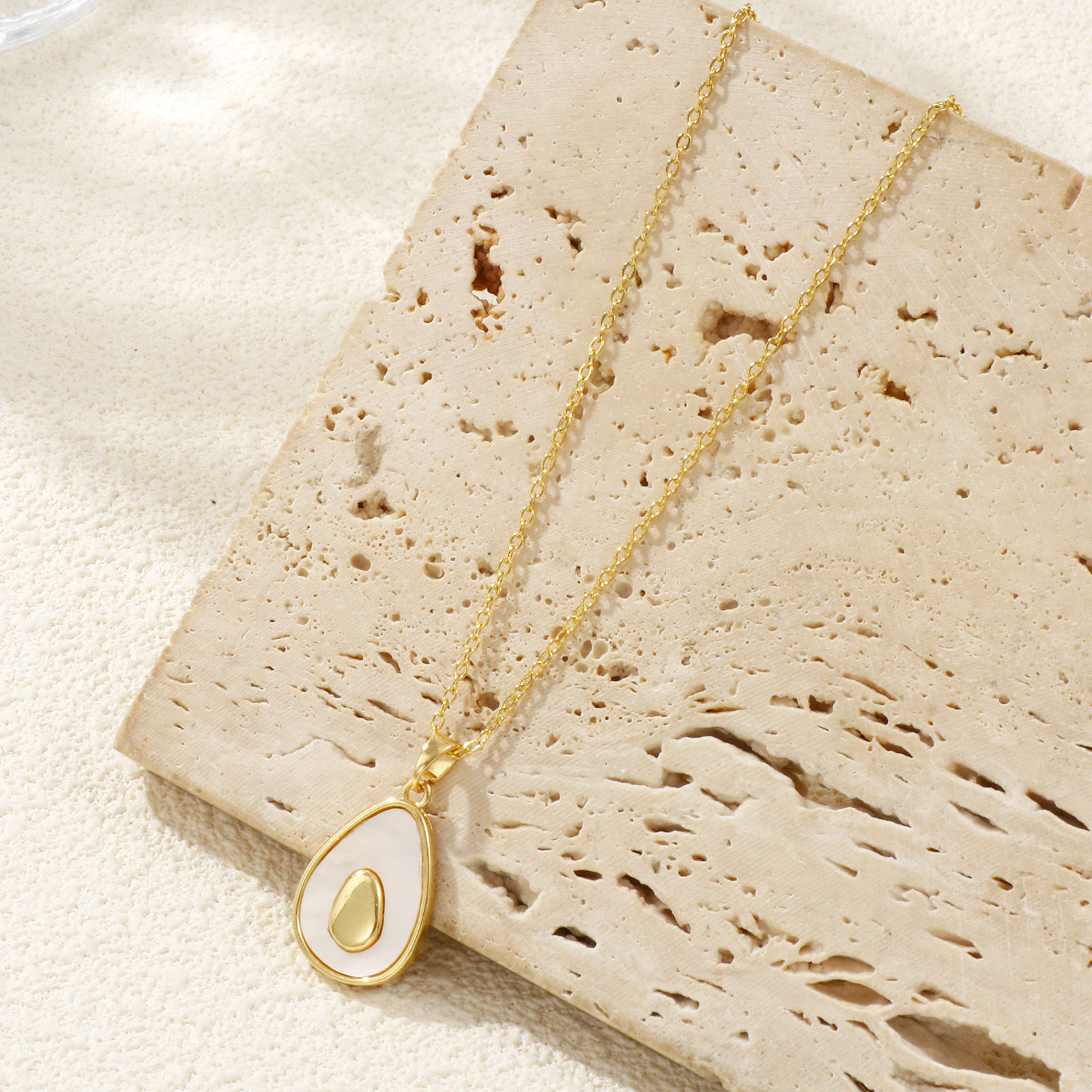 18Kリアルゴールドメッキ 小豆チェーン・あづきチェーン アボカド 果物 ペンダントネックレス、 天然シェル & 真鍮 46cm + 6cm、 女性のため、 雅びやか エレガント フローラコレクション プレゼント、 エコフレンドリー、 1 本 の画像