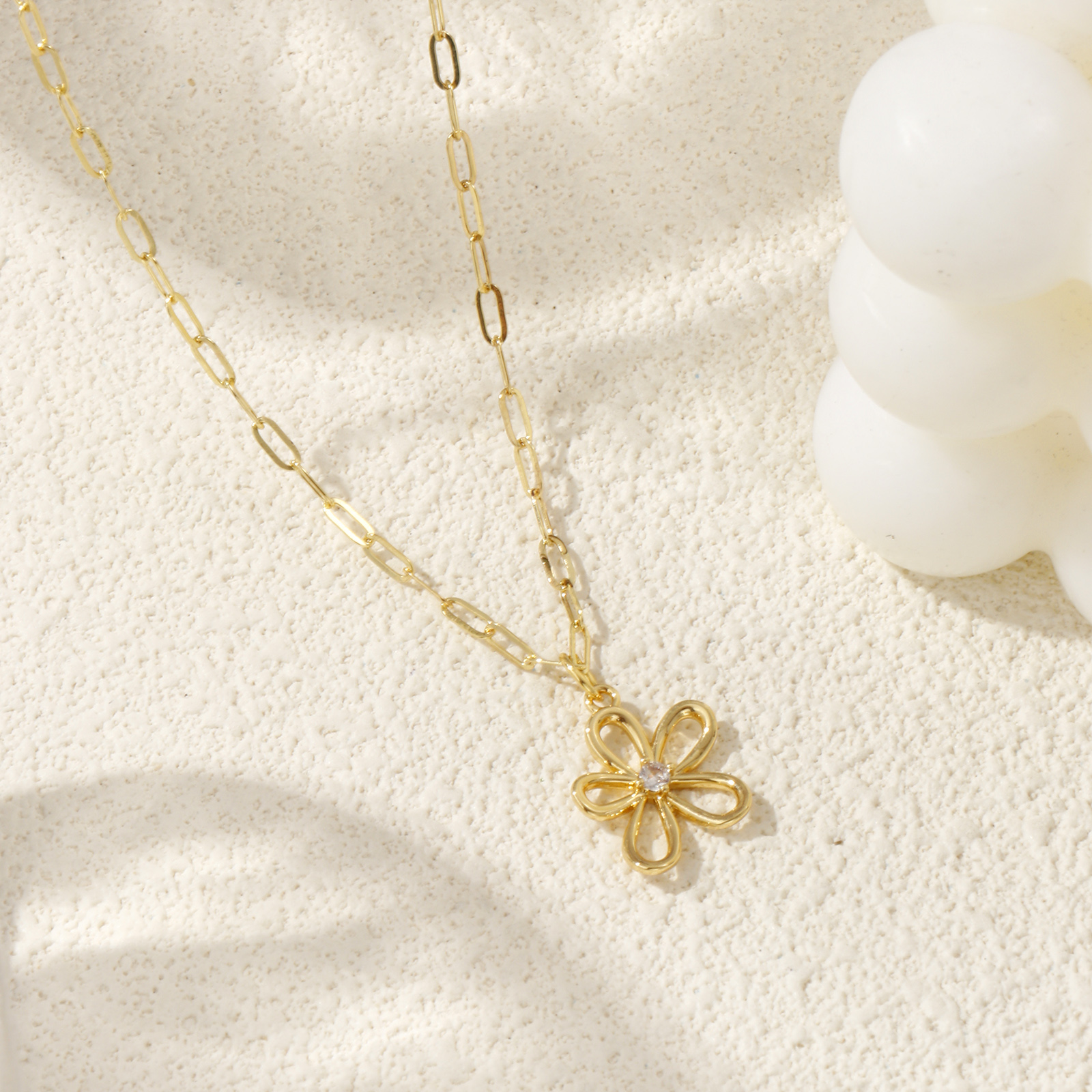 Image de Collier à Breloques Fleur Plaqué Or Véritable 18K en Laiton Pour Femmes, Chaîne de Trombone 45cm + 5cm, à Zircone Cubique Clair Creux, Exquis À la Mode Cadeau, Respectueux de la Nature, 1 Pièce