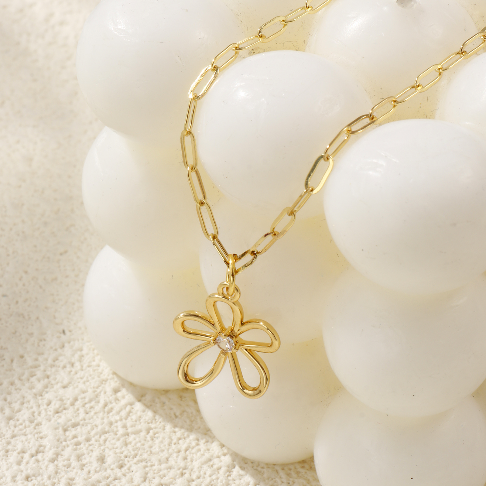 Image de Collier à Breloques Fleur Plaqué Or Véritable 18K en Laiton Pour Femmes, Chaîne de Trombone 45cm + 5cm, à Zircone Cubique Clair Creux, Exquis À la Mode Cadeau, Respectueux de la Nature, 1 Pièce