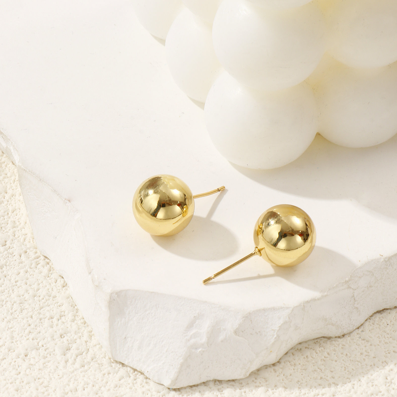 1 ペア エコフレンドリー ミニマリスト 素敵 18Kリアルゴールドメッキ 真鍮 ボール イヤリング 女性のため プレゼント 12mm直径、 ポスト/ワイヤサイズ： 0.8mm（20号）、 の画像