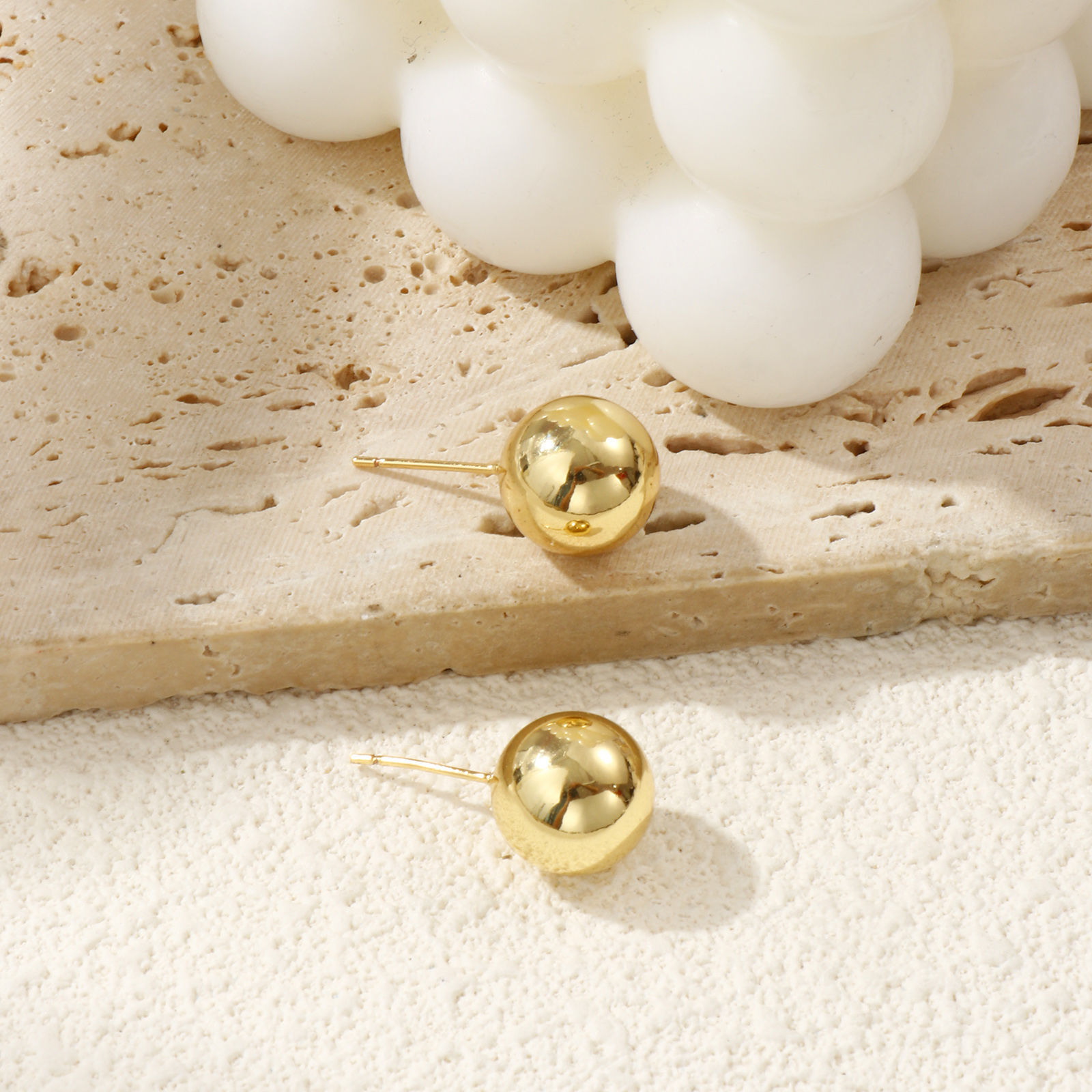 1 ペア エコフレンドリー ミニマリスト 素敵 18Kリアルゴールドメッキ 真鍮 ボール イヤリング 女性のため プレゼント 12mm直径、 ポスト/ワイヤサイズ： 0.8mm（20号）、 の画像