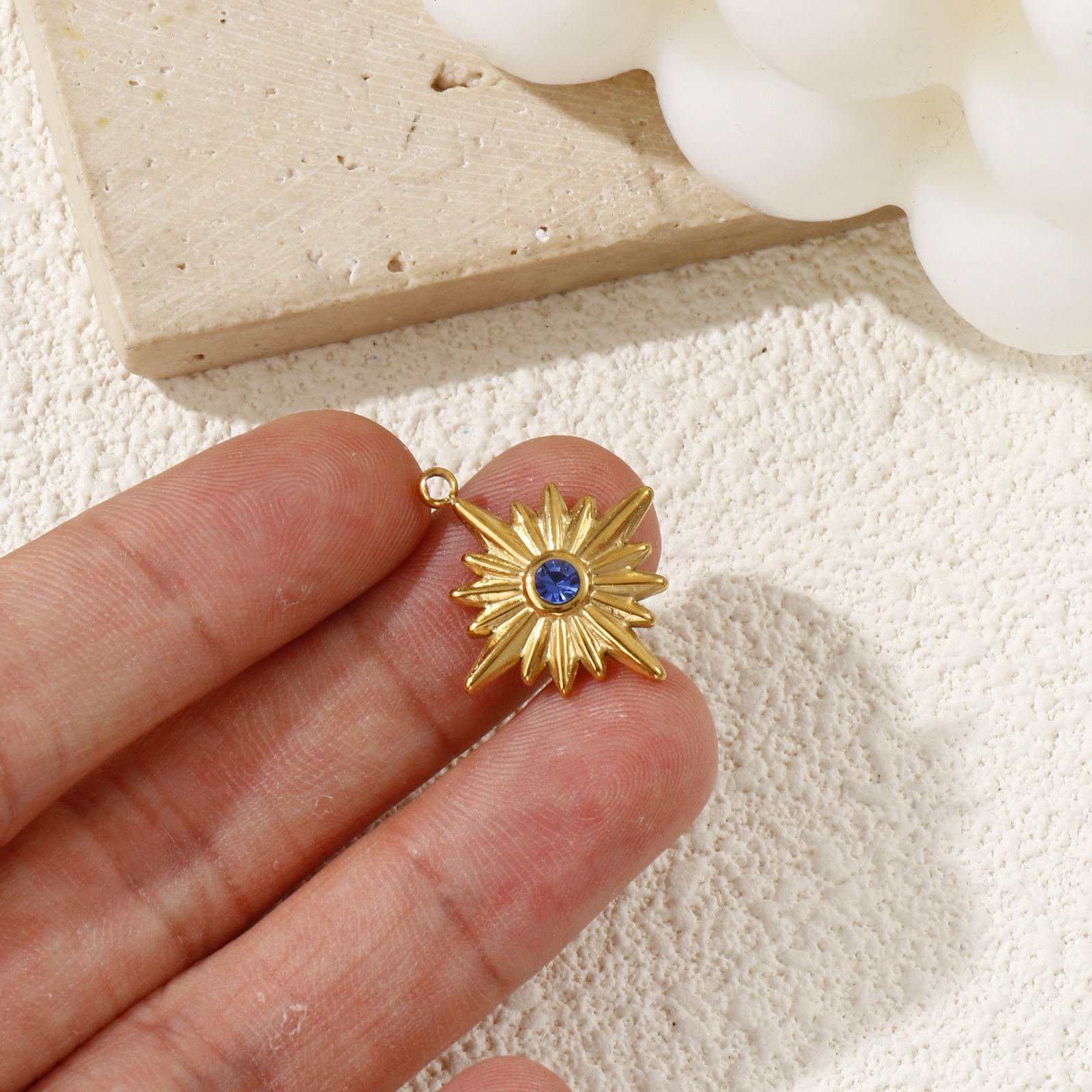 Bild von 1 Stück Umweltfreundliche PVD-Vakuumbeschichtung 304 Edelstahl Galaxis Charms 18K Echtgold plattiert Stern Blau Zirkonia 22mm x 19mm
