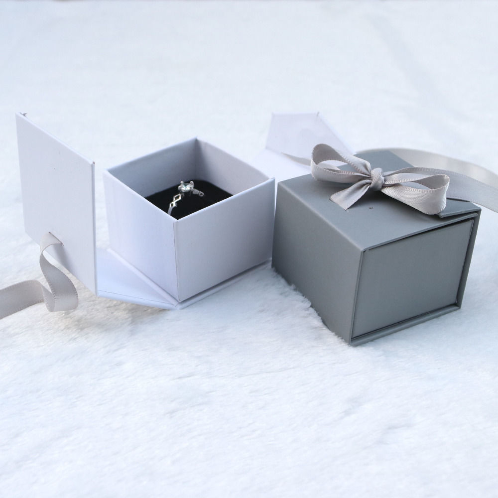 Bild von 1 Stück Papier Schmuckschatulle für Halskette, Armband, Ring, Geschenkverpackung Quadrat Weiß Schleife Muster, 5cm x 5cm x 4cm