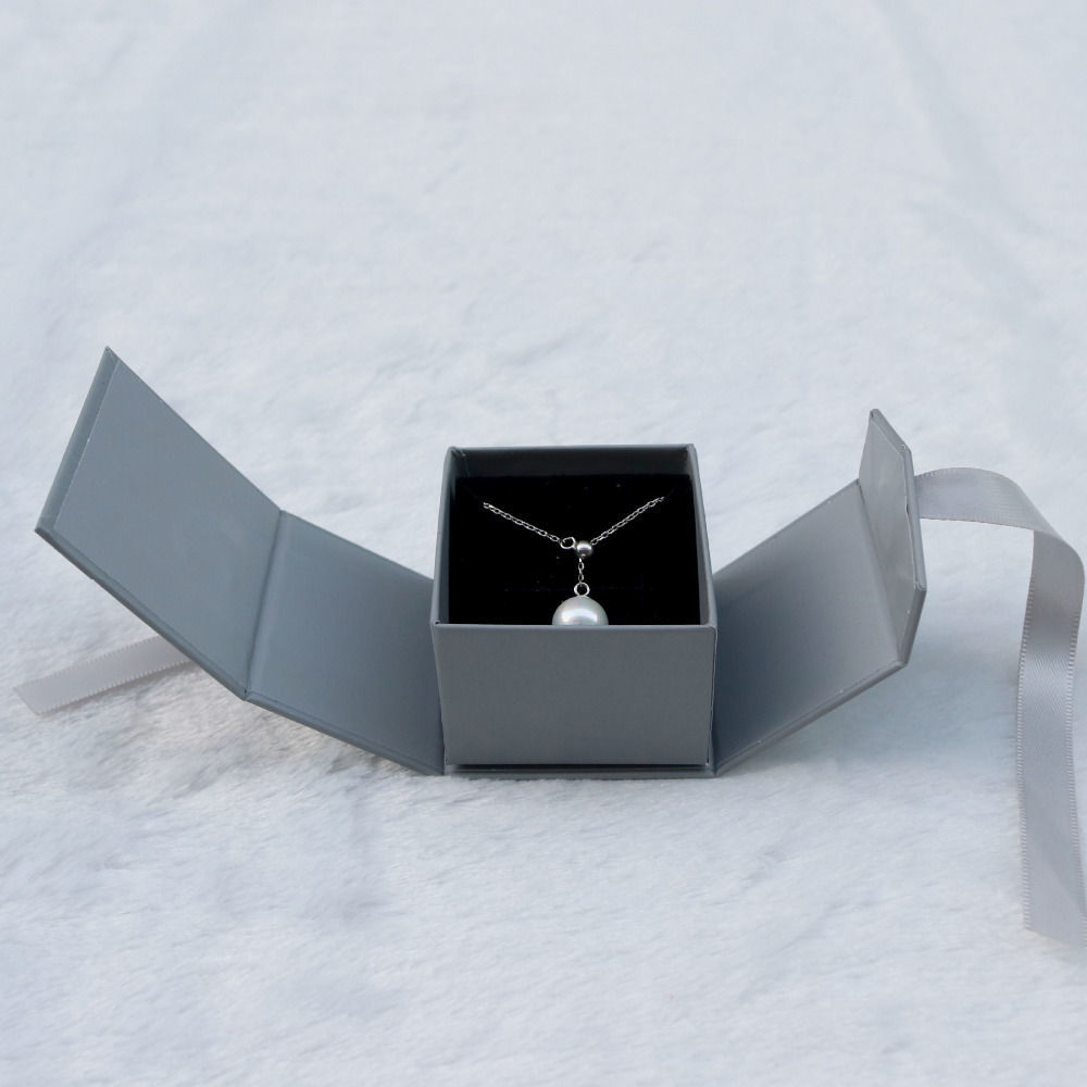Bild von 1 Stück Papier Schmuckschatulle für Halskette, Armband, Ring, Geschenkverpackung Quadrat Weiß Schleife Muster, 5cm x 5cm x 4cm