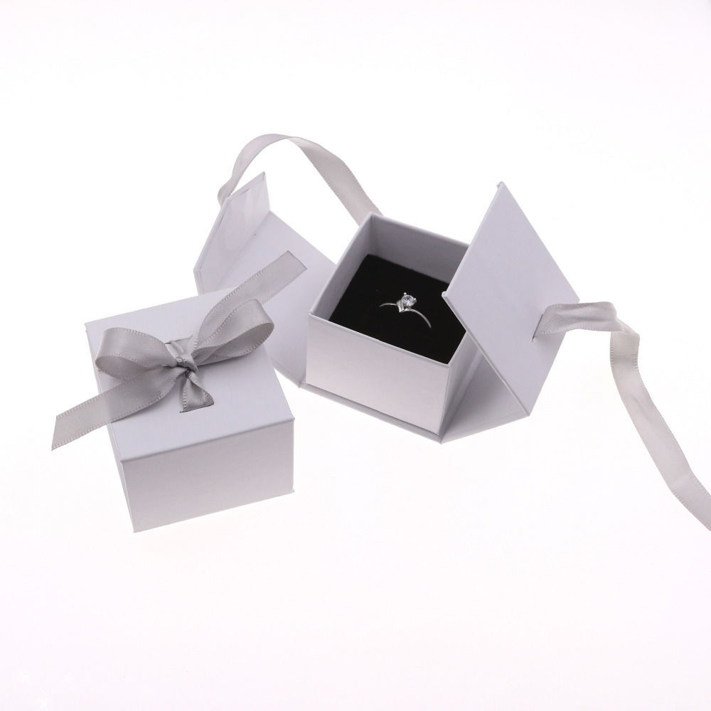 Bild von 1 Stück Papier Schmuckschatulle für Halskette, Armband, Ring, Geschenkverpackung Quadrat Weiß Schleife Muster, 5cm x 5cm x 4cm