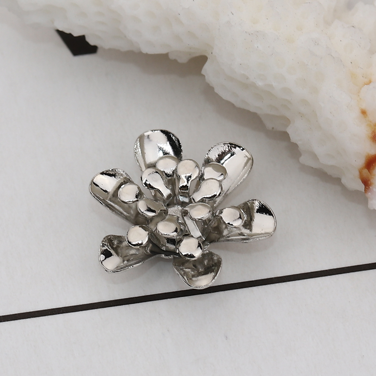 Bild von Messing Perlkappen Blumen Silberfarbe (Für Perlengröße: 14mm D.) 15mm x 14mm, 10 Stück