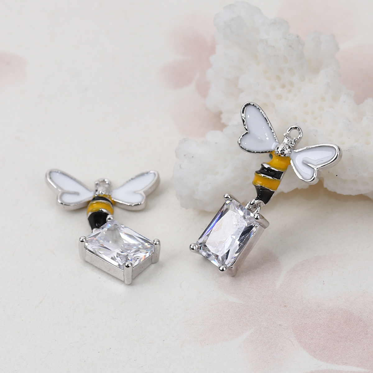 Picture of Brass Charms Bee Animal Real Platinum Plated Transparent Clear Acrylic Rectangle Enamel 21mm( 7/8") x 15mm( 5/8"), 2 PCs