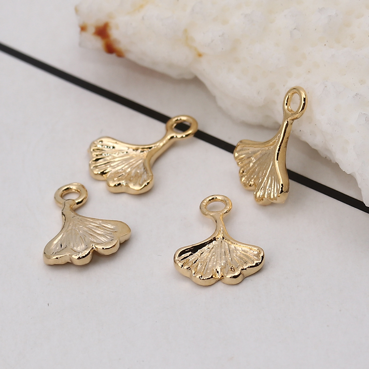 Image de Breloques en Laiton Feuille de Ginkgo Plaqué Or Véritable 11mm x 8mm, 5 Pcs