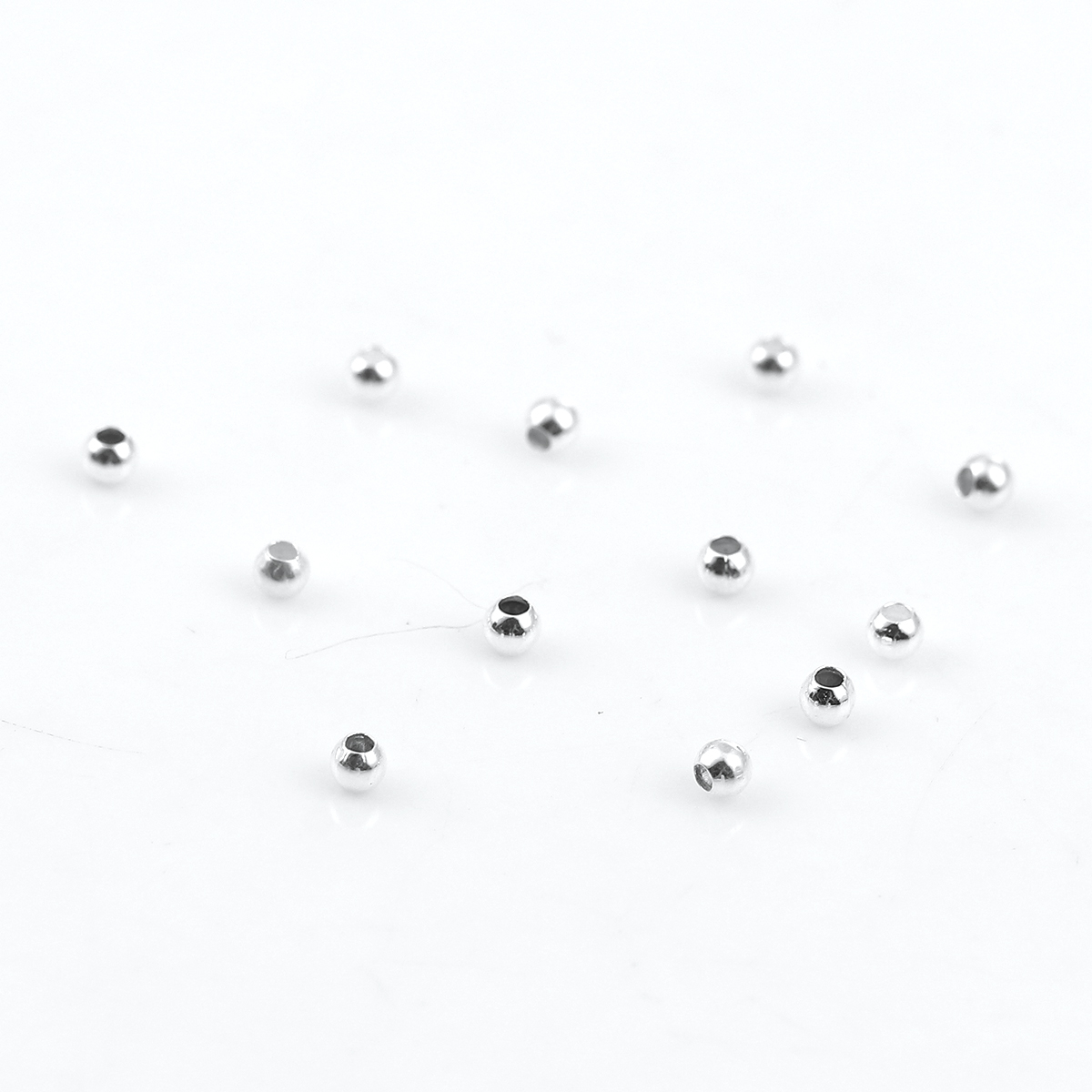 真鍮 ビーズ 円形 銀メッキ 約 2mm 直径、 穴: 約 0.8mm、 300 個 の画像