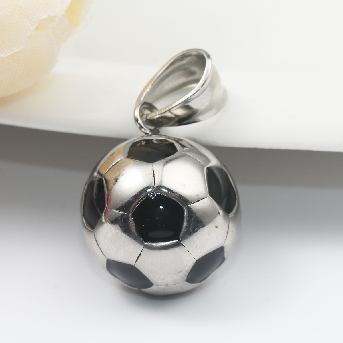 Bild von 316 Edelstahl Anhänger Fußball Silberfarbe Schwarz Emaille 30mm x 17mm, 1 Stück