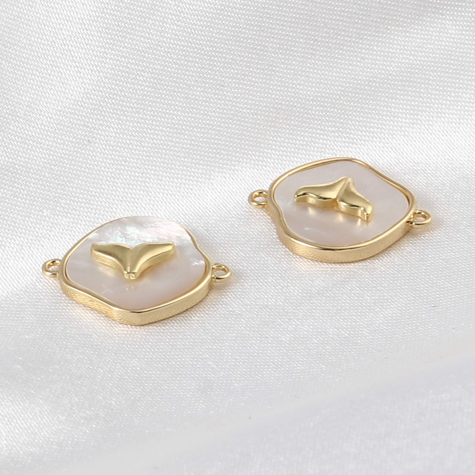 Picture of Natural Shell & Brass Connectors 18K Real Gold Plated Irregular White 18mm x 15mm, 1 Piece