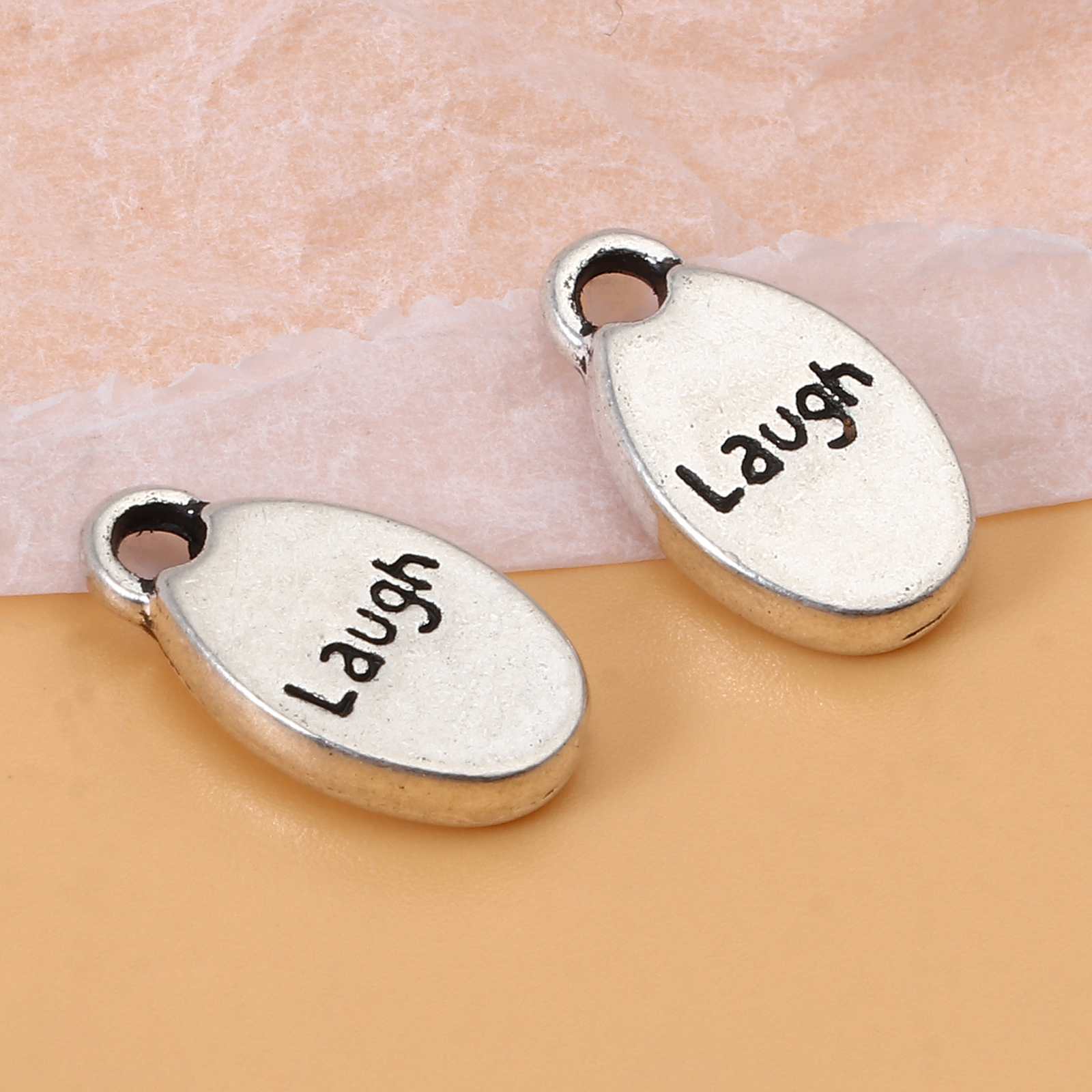 Immagine di Lega di Zinco Charms Ovale Argento Antico Lettere " Laugh " 15mm x 9mm , 50 Pz