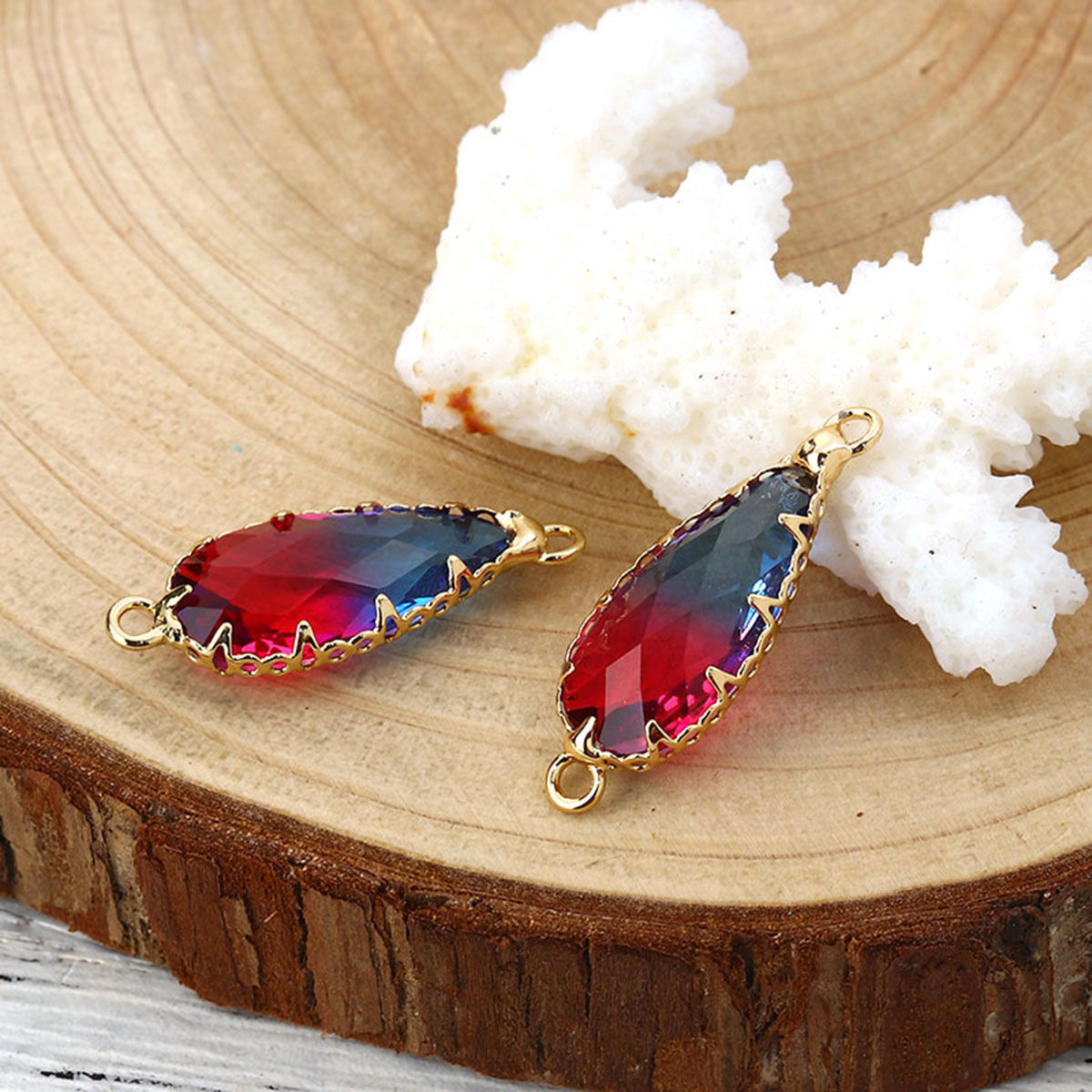 真鍮+ガラス コネクター 滴 ドロップ 金メッキ 殷紅 ファセット 29mm x 11mm - 27mm x11mm、 2 個 の画像
