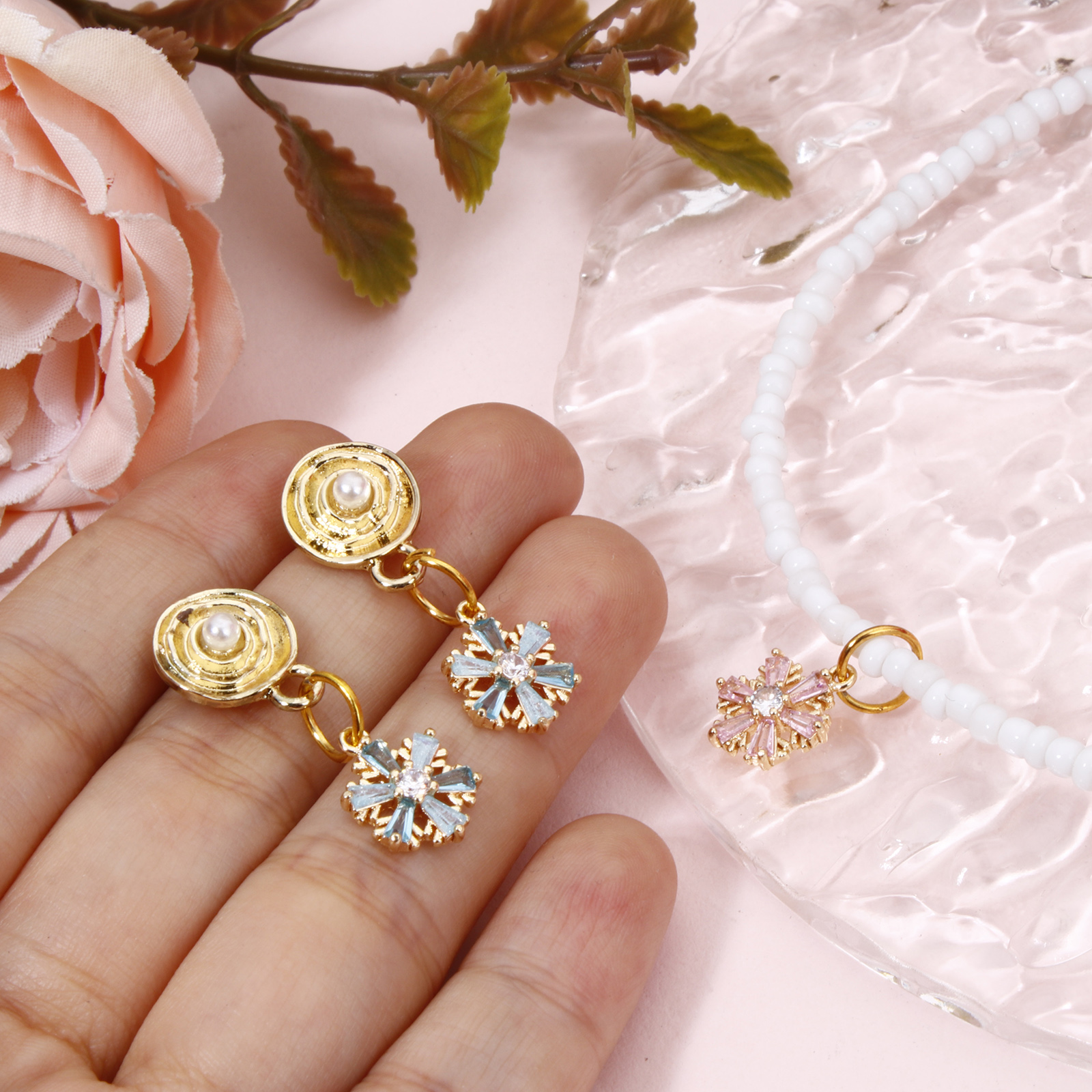 Bild von 2 Stück Messing und Glas Charms 18K Echtgold Plattiert Weihnachten Schneeflocke 13mm x 10mm