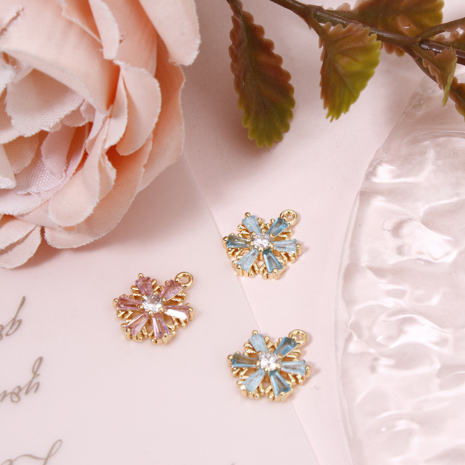 Bild von 2 Stück Messing und Glas Charms 18K Echtgold Plattiert Weihnachten Schneeflocke 13mm x 10mm