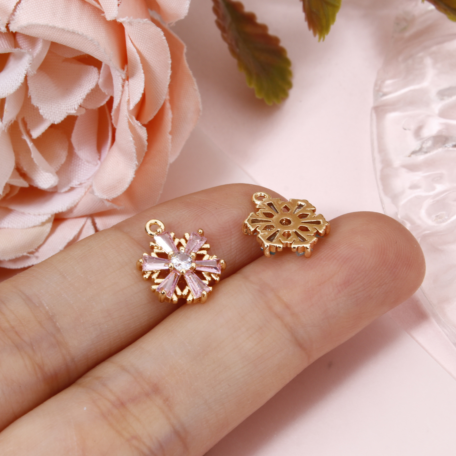Bild von 2 Stück Messing und Glas Charms 18K Echtgold Plattiert Weihnachten Schneeflocke 13mm x 10mm