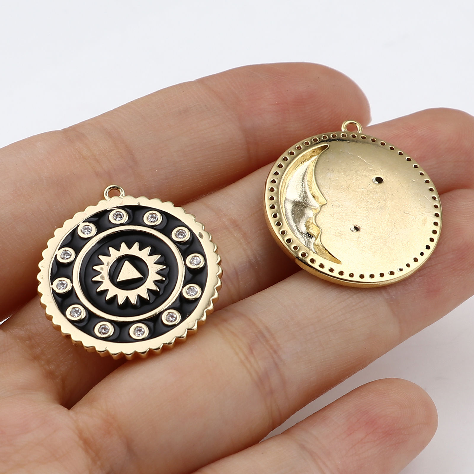 Image de Breloques Galaxie en Laiton Demi Lune Plaqué Or Véritable 18K Noir Etoile Émail 1 Pièce