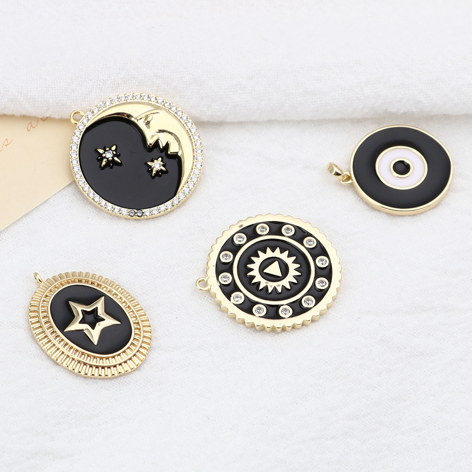 Image de Breloques Galaxie en Laiton Demi Lune Plaqué Or Véritable 18K Noir Etoile Émail 1 Pièce