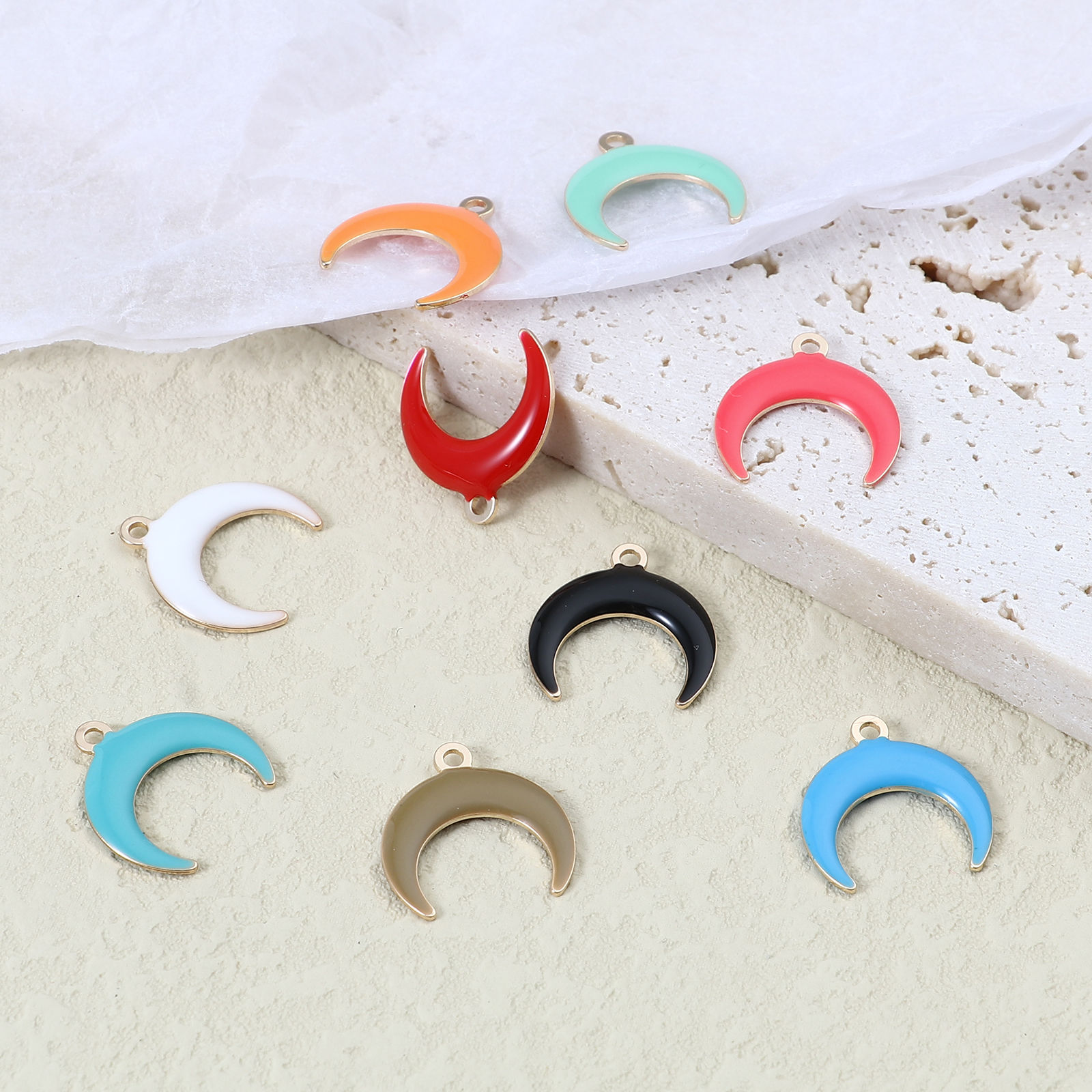 真鍮 宇宙銀河シリーズチャーム 金メッキ 多色 月 両面エナメルスパンコール 16mm x 15mm、 5 個 の画像