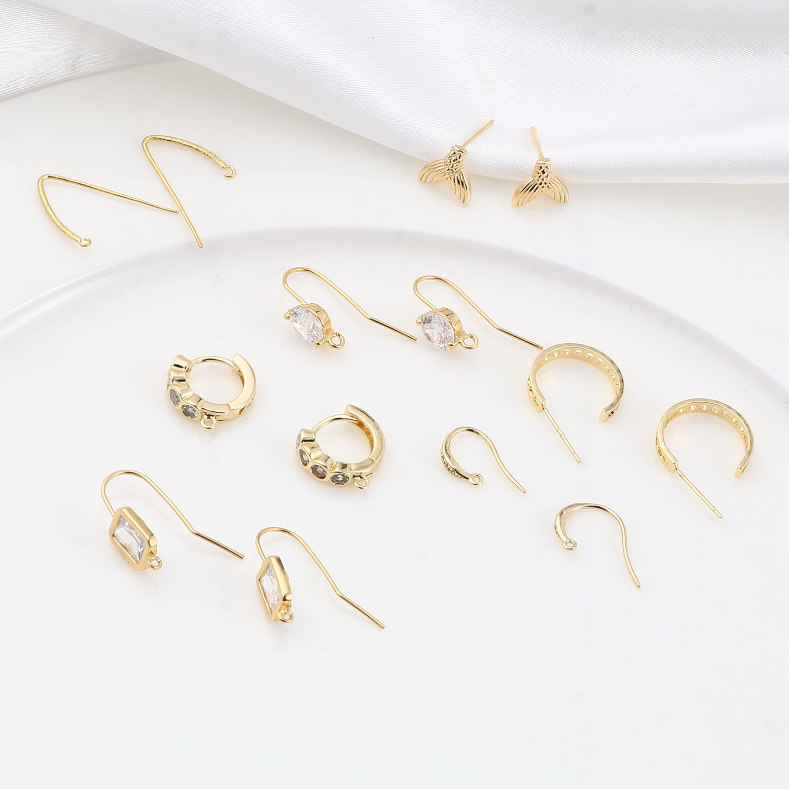 Imagen de Latón Gancho para la oreja 18K Oro Real Chapado W/ Lazo Post/ Wire Size: (21 gauge), 2 Unidades