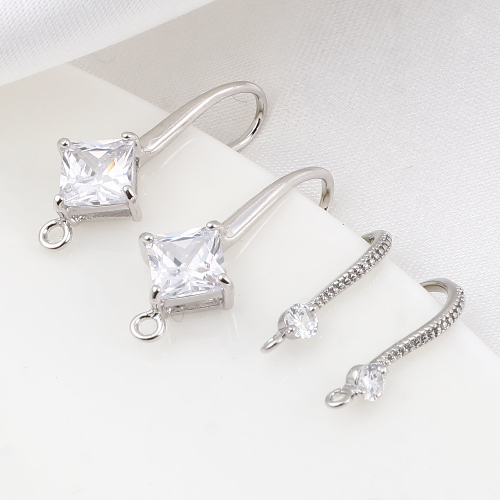 Immagine di Ottone Ganci per Orecchini Vero Platino Placcato W/ Loop 2 Pz