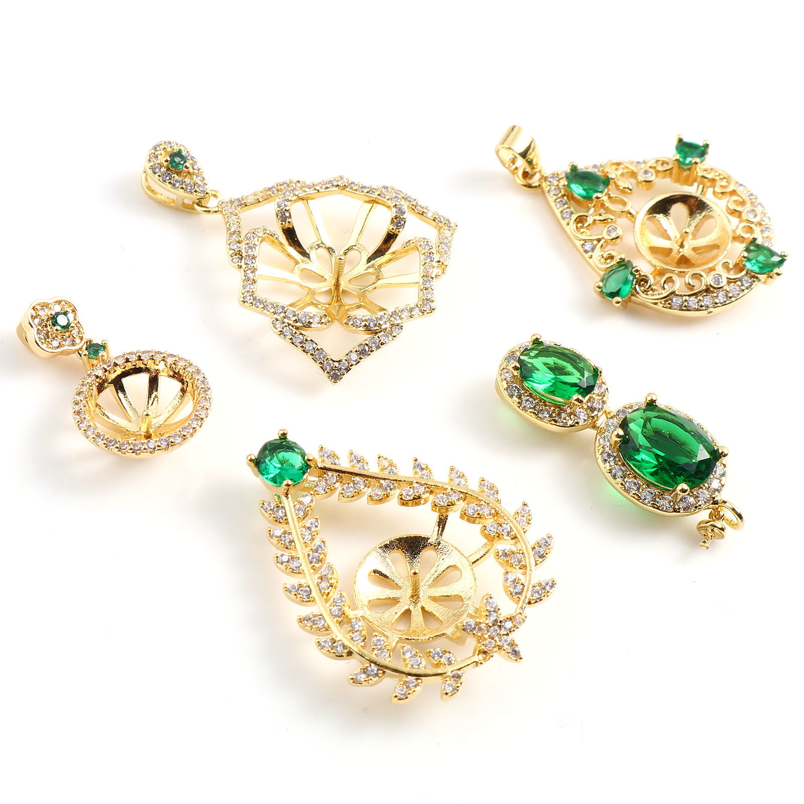 Image de Bélière pour Perle Micro Pave en Laiton Plaqué Or Véritable 18K à Strass Transparent à Zircone Cubique Vert 1 Pièce