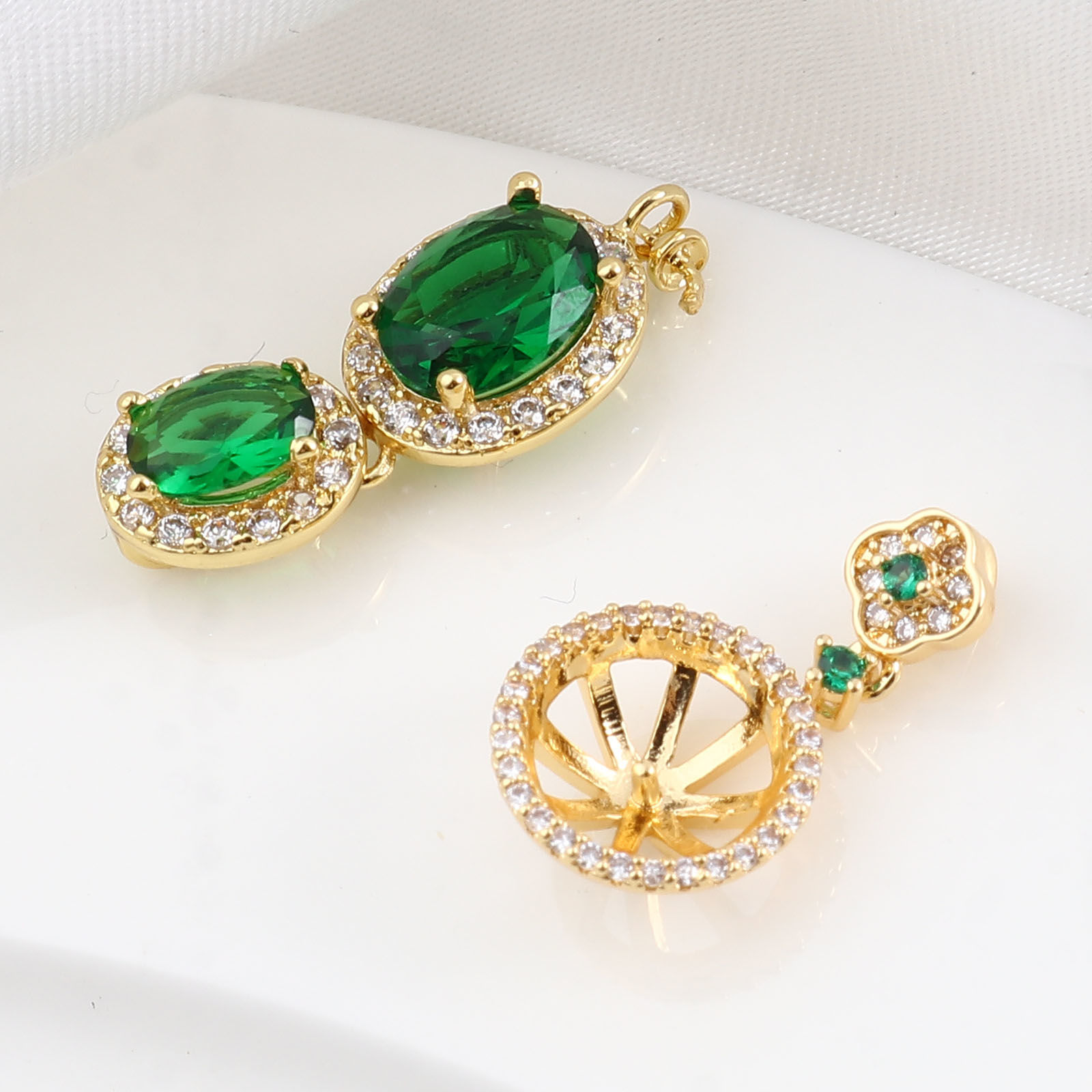 Image de Bélière pour Perle Micro Pave en Laiton Plaqué Or Véritable 18K à Strass Transparent à Zircone Cubique Vert 1 Pièce