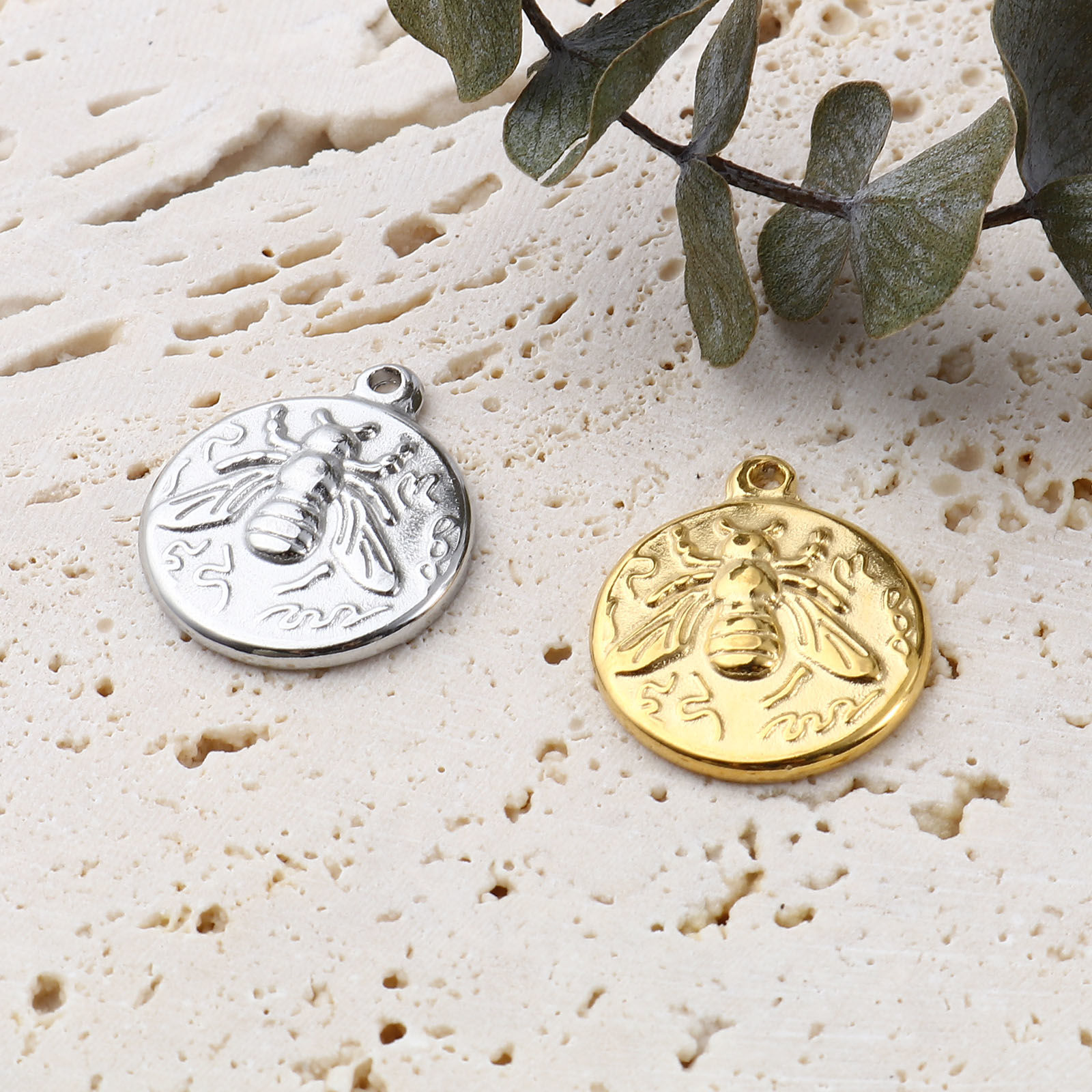 ステンレス鋼 昆虫 チャーム 円形 多色 蜂 18mm x 15mm、 1 個 の画像