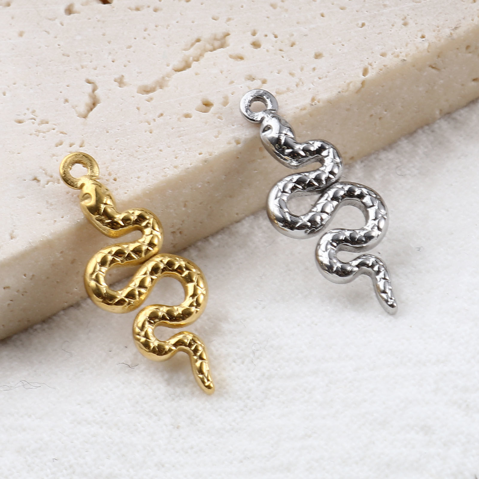 Image de Breloques en Acier Inoxydable Serpent Multicolore 20mm x 8mm , 1 Pièce