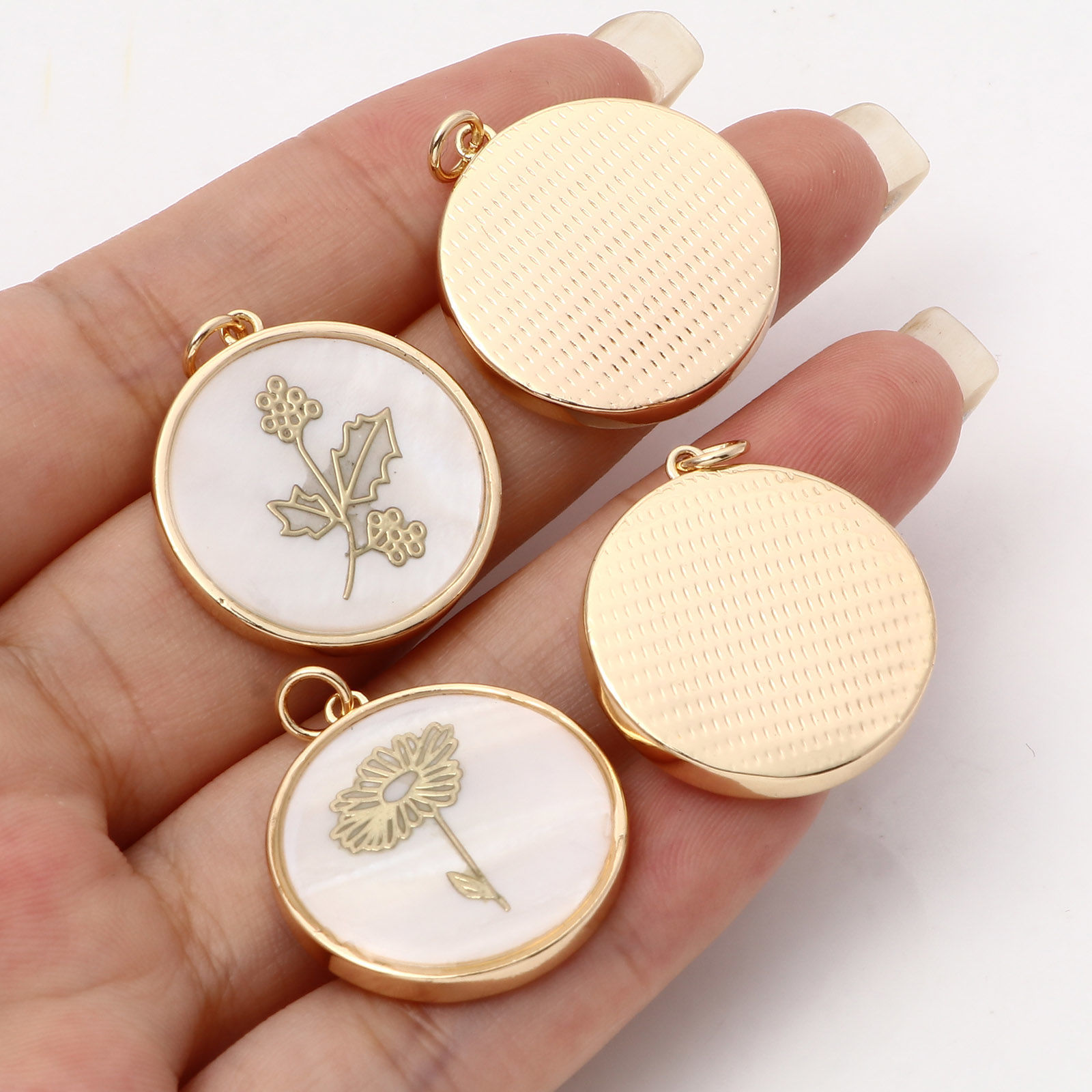 シェル+真鍮 貝殻 誕生花 チャーム 円形 ゴールドフィルド 白 28mmx 22mm、 1 個 の画像