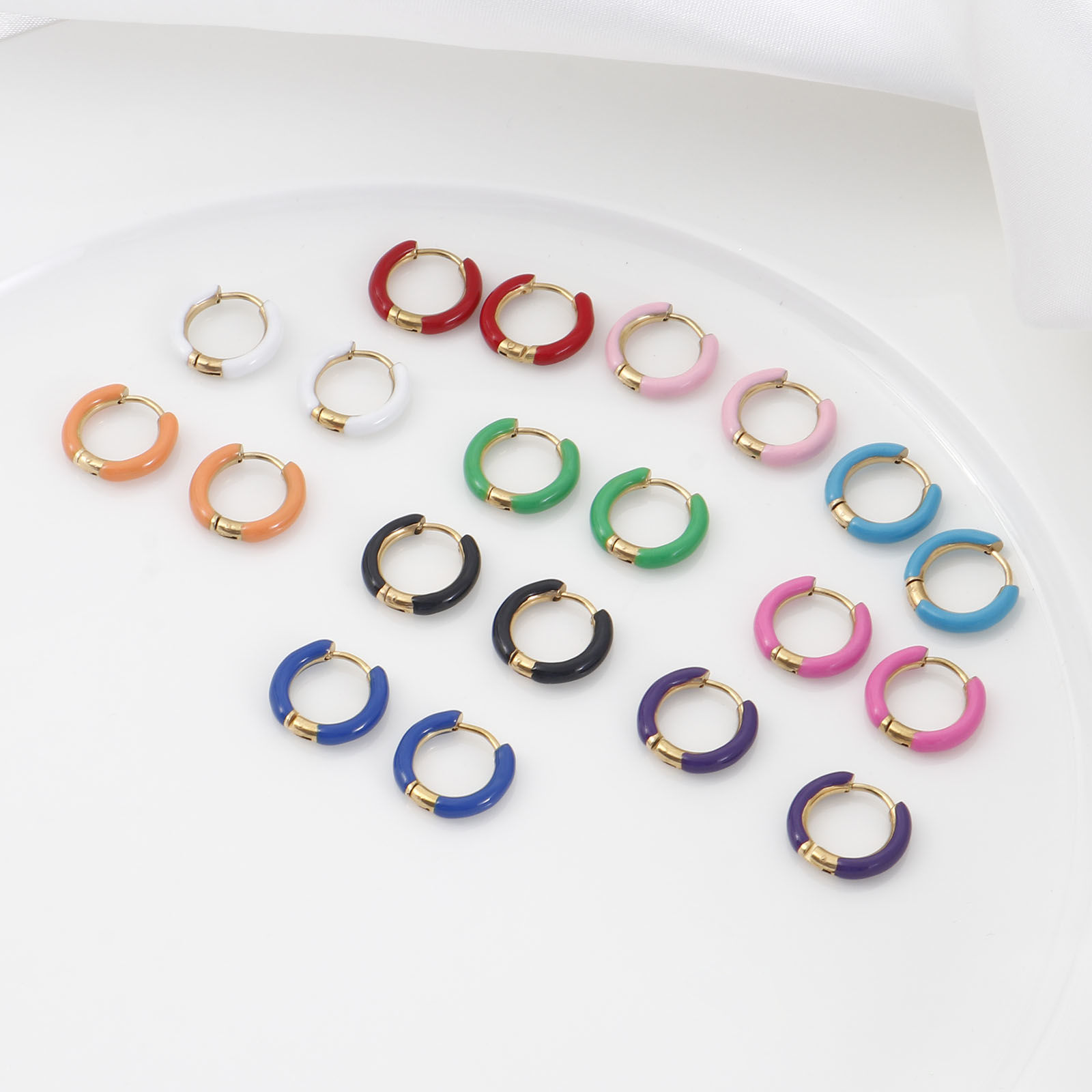 316ステンレス鋼 おしゃれ フープピアス 金メッキ 多色 環状 エナメル 15.5mm x 14mm、 ワイヤーサイズ: （18号）、 1 ペア の画像
