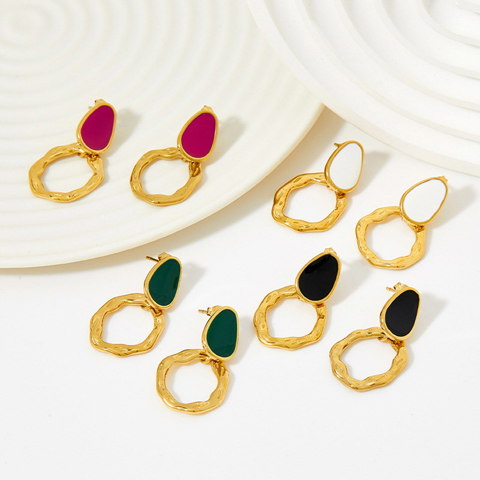 Image de Respectueux de la Nature À la Mode Boucles d'Oreilles Rétro en 304 Acier Inoxydable Irrégulier Anneau Plaqué Or Véritable 14K Émail Pour Femmes 1 Paire