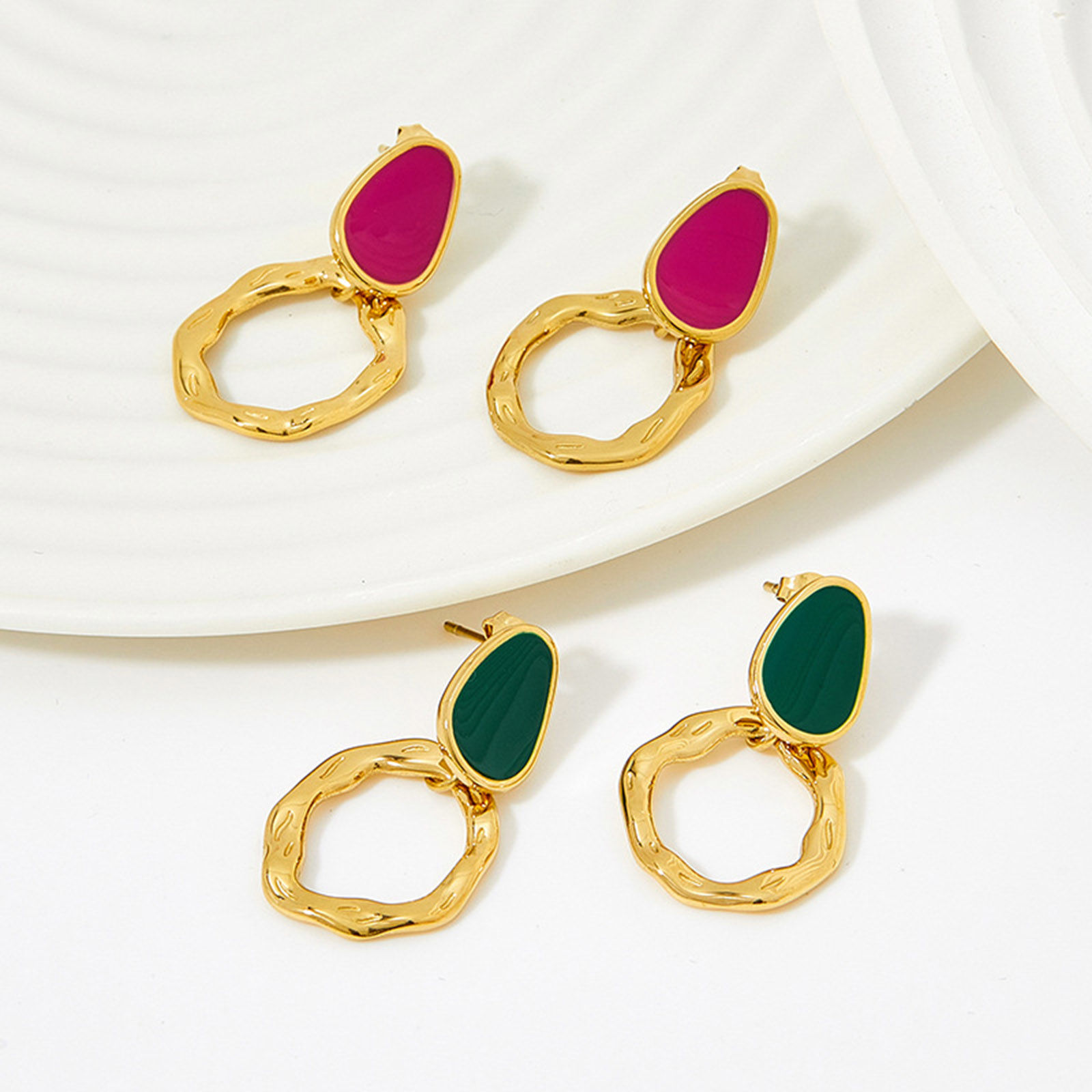 Image de Respectueux de la Nature À la Mode Boucles d'Oreilles Rétro en 304 Acier Inoxydable Irrégulier Anneau Plaqué Or Véritable 14K Émail Pour Femmes 1 Paire