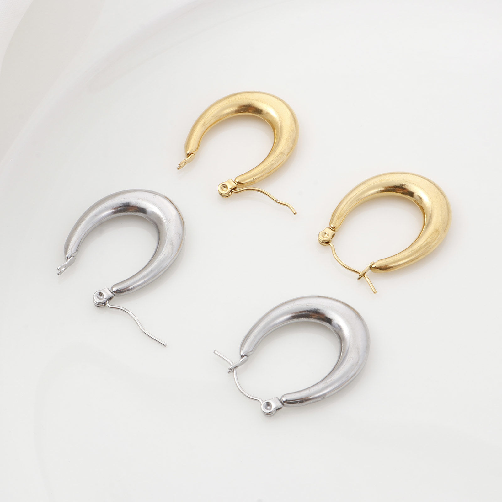 316ステンレス鋼 おしゃれ フープピアス 多色 U字形 26mm x 20mm、 ワイヤーサイズ: （21号）、 1 ペア の画像